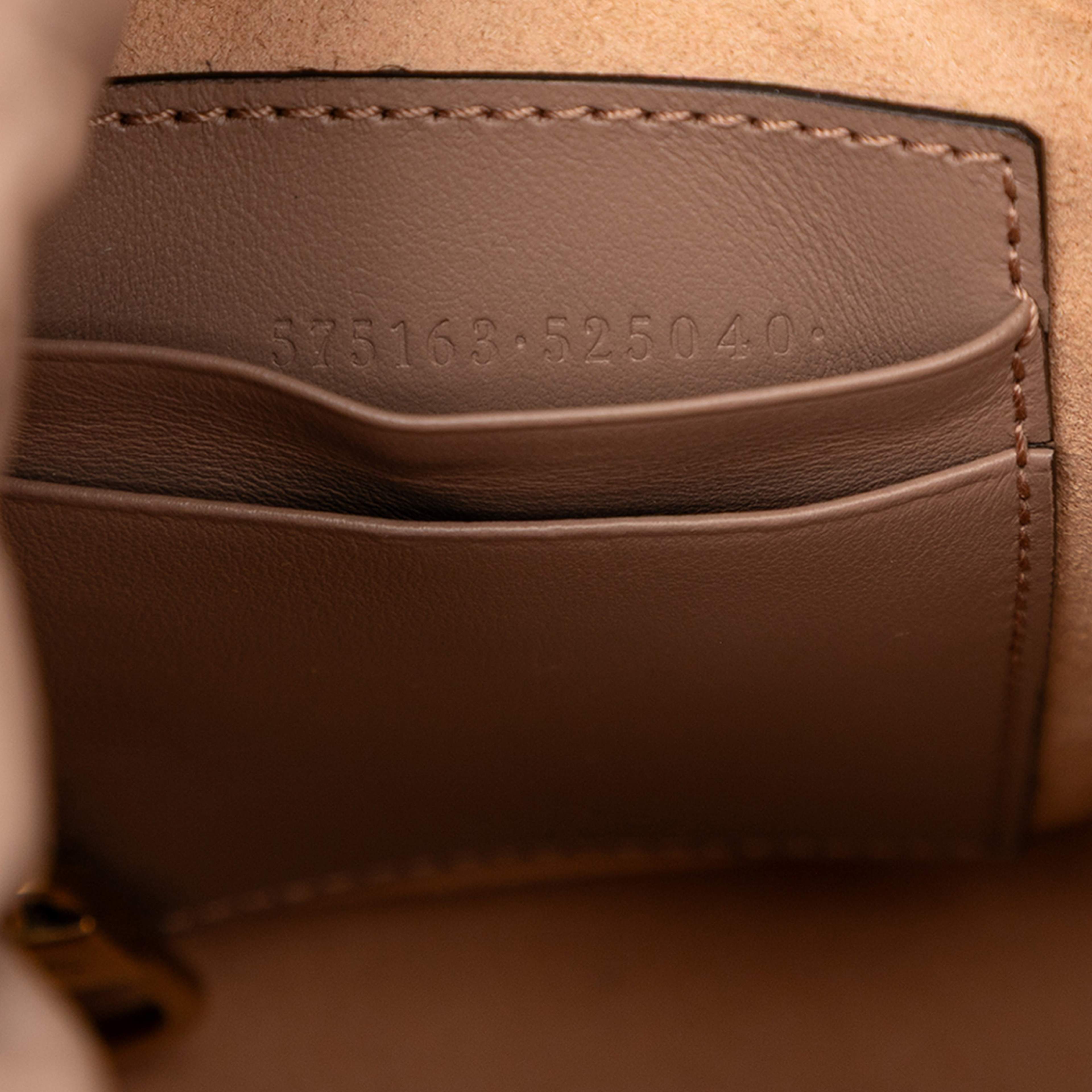 Gucci Small Gg Marmont Leather Matelasse Bucket Bag, från Luxclusif, i färgen nude. Klicka för att öppna bilden i stort format