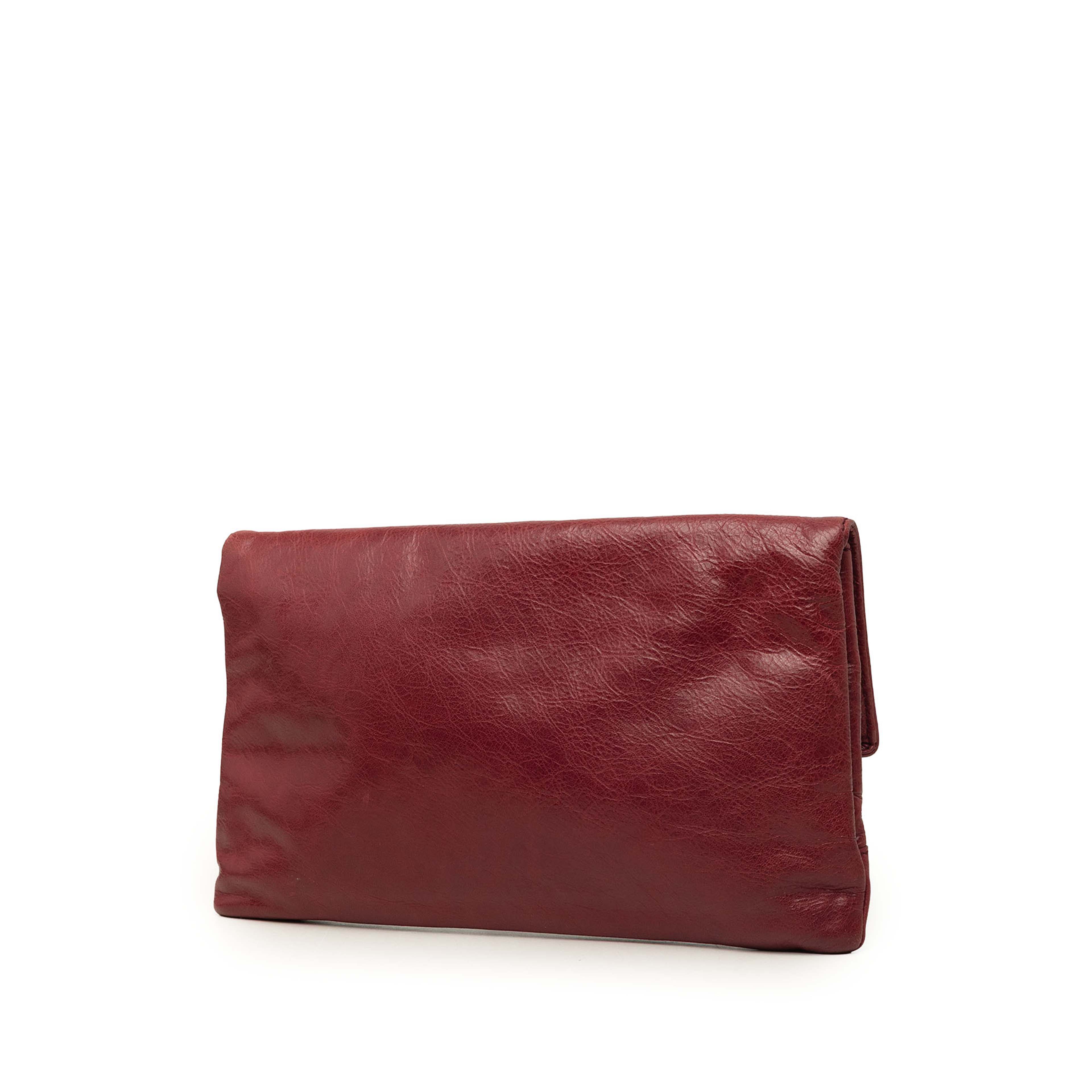 Balenciaga Lambskin Motocross Giant 12 Envelope Clutch, från Luxclusif, i färgen röd. Klicka för att öppna bilden i stort format