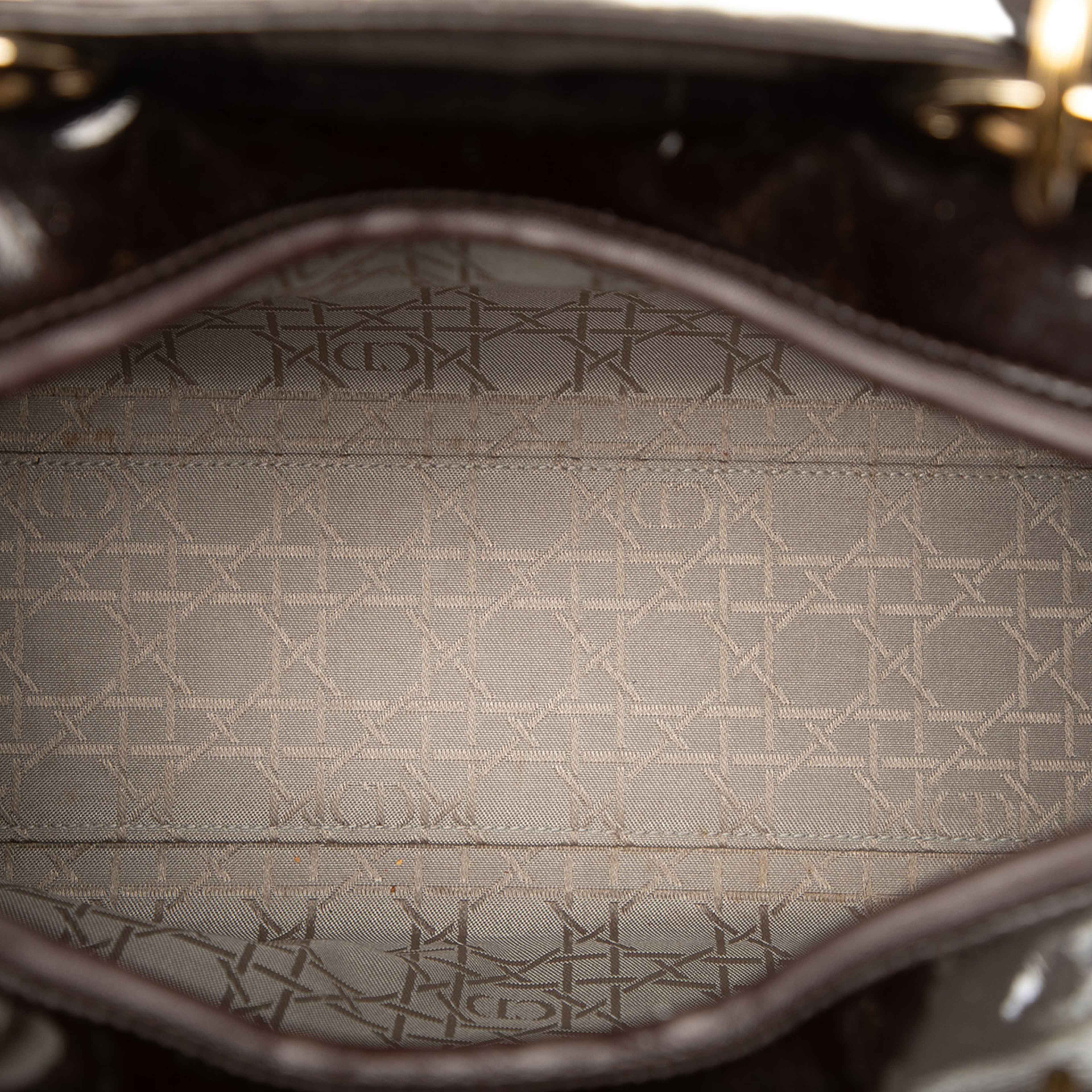 Dior Large Patent Cannage Lady Dior, från Luxclusif, i färgen dark brown. Klicka för att öppna bilden i stort format