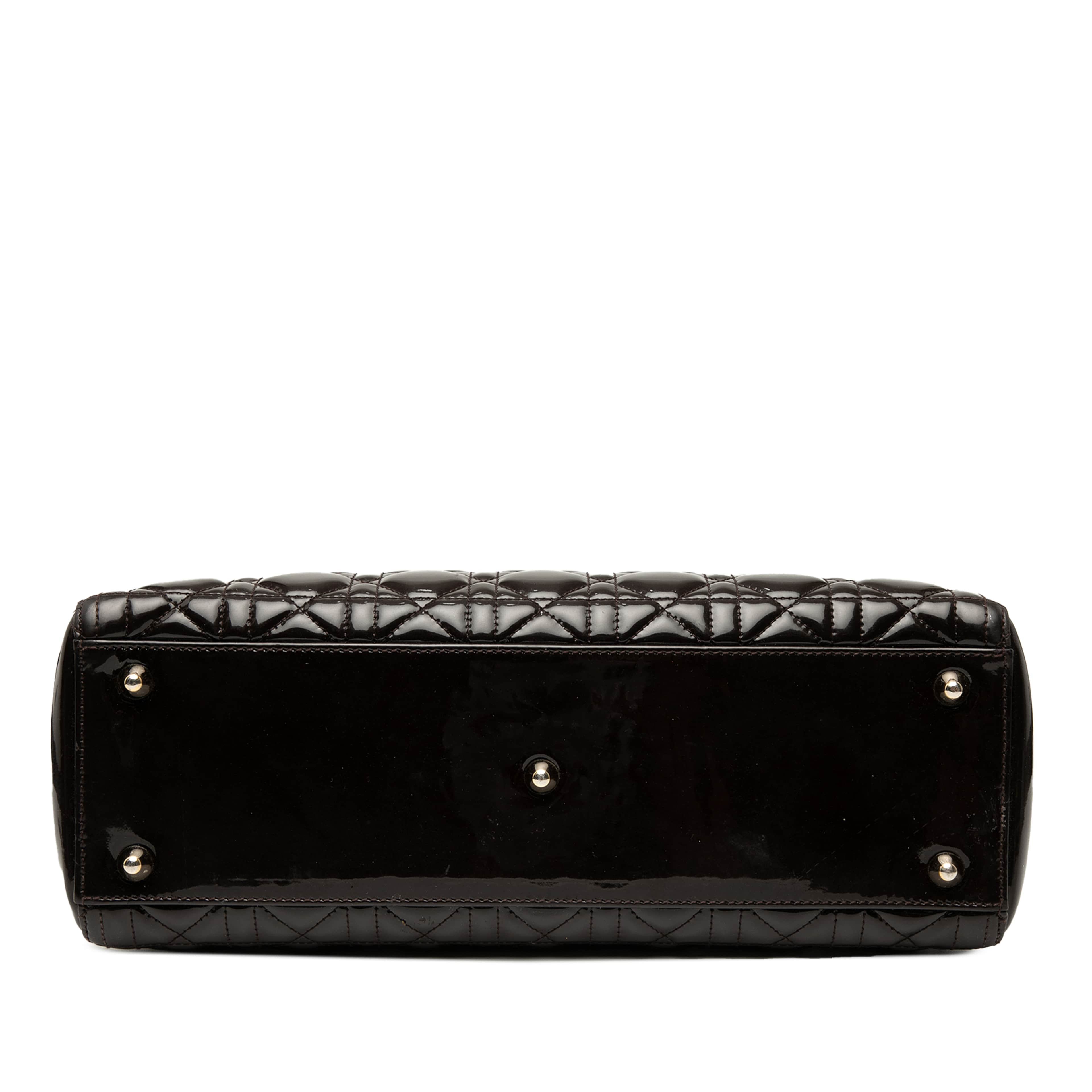 Dior Large Patent Cannage Lady Dior, från Luxclusif, i färgen dark brown. Klicka för att öppna bilden i stort format