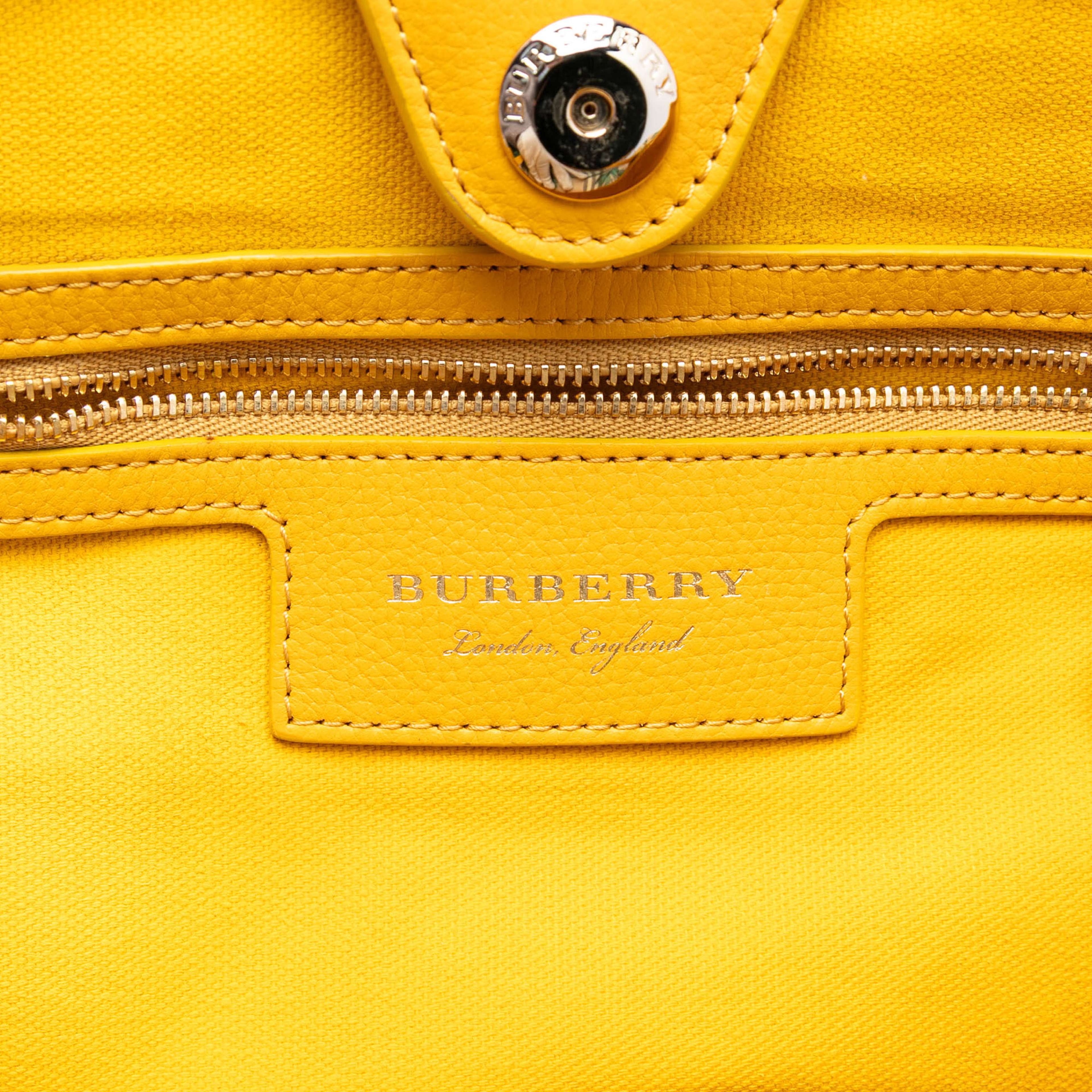 Burberry Small Haymarket Check Floral Print Coated Canvas Canterbury Tote, från Luxclusif, i färgen beige. Klicka för att öppna bilden i stort format