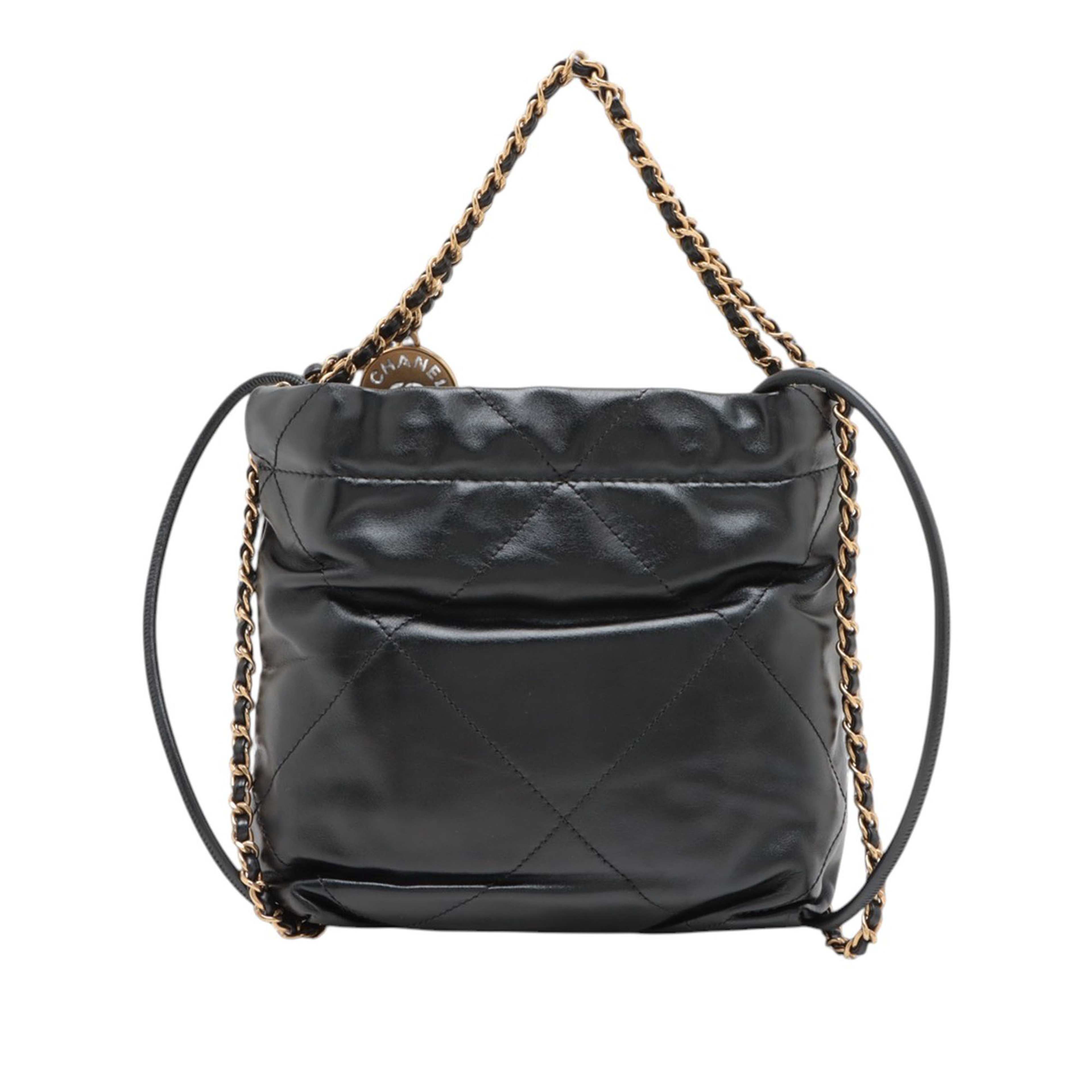 Chanel Mini Shiny Calfskin 22 Handbag, från Luxclusif, i färgen svart. Klicka för att öppna bilden i stort format