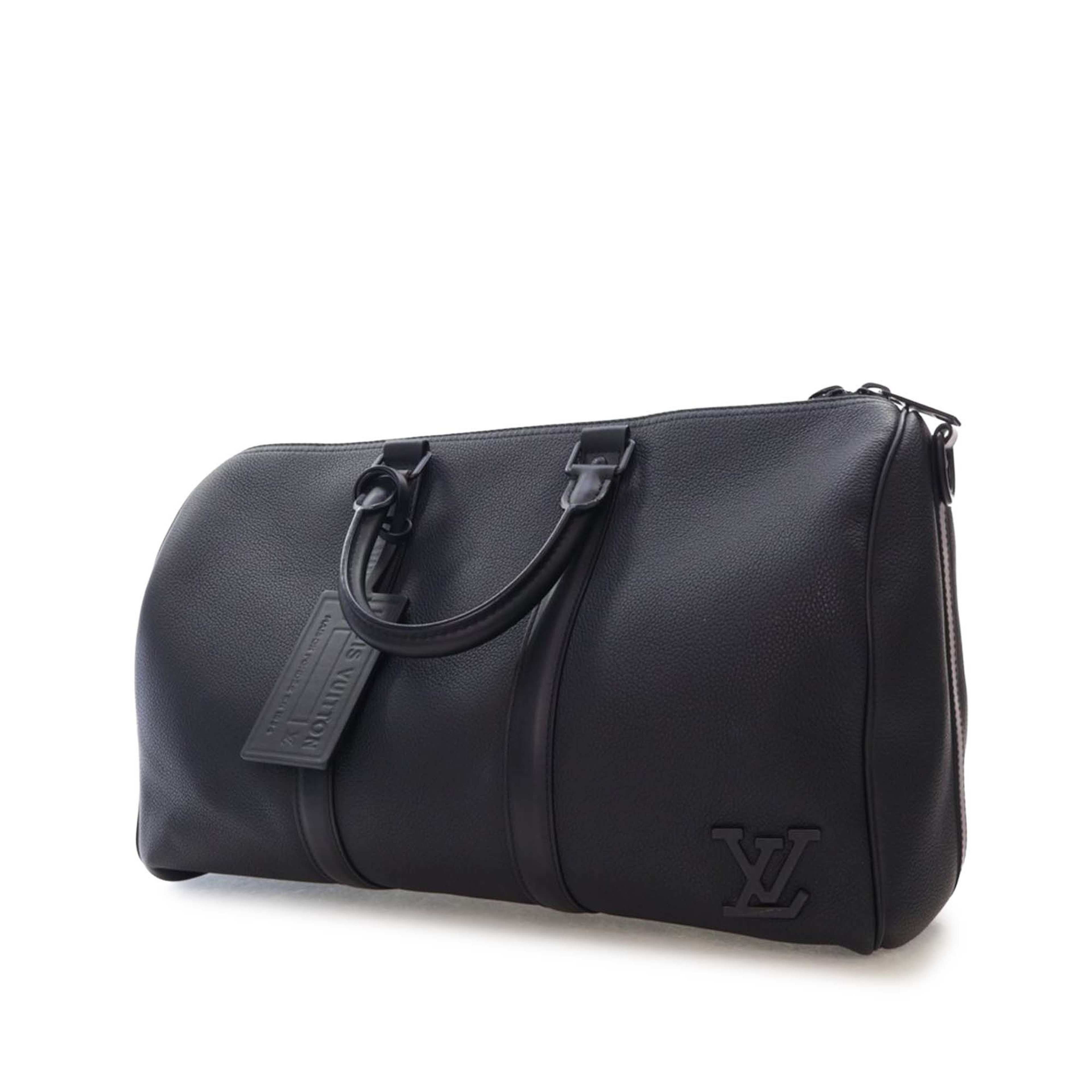 Louis Vuitton Aerogram Keepall Bandouliere 40, från Luxclusif, i färgen black. Klicka för att öppna bilden i stort format