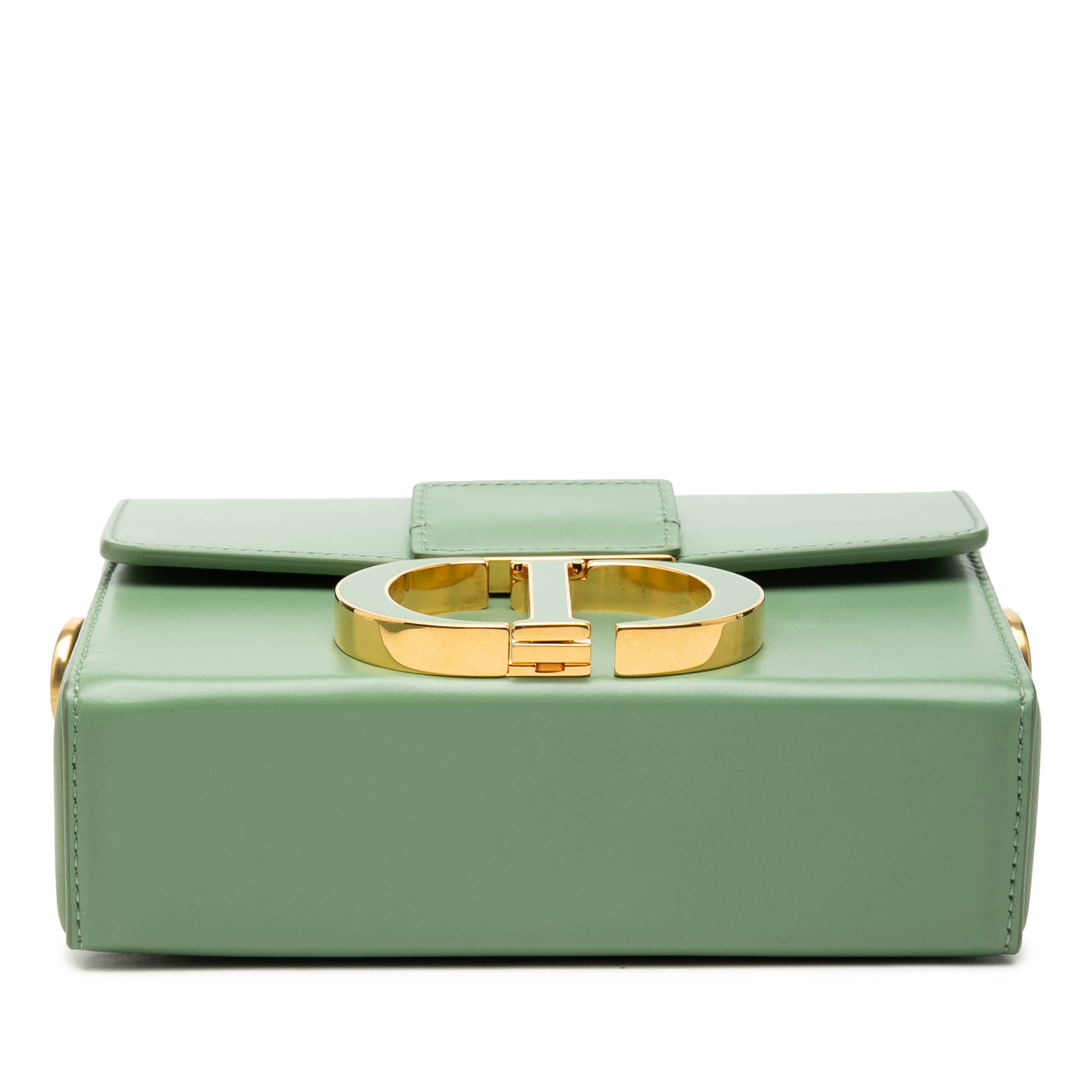 Dior Micro Smooth Calfskin 30 Montaigne Flap, från Luxclusif, i färgen light green. Klicka för att öppna bilden i stort format