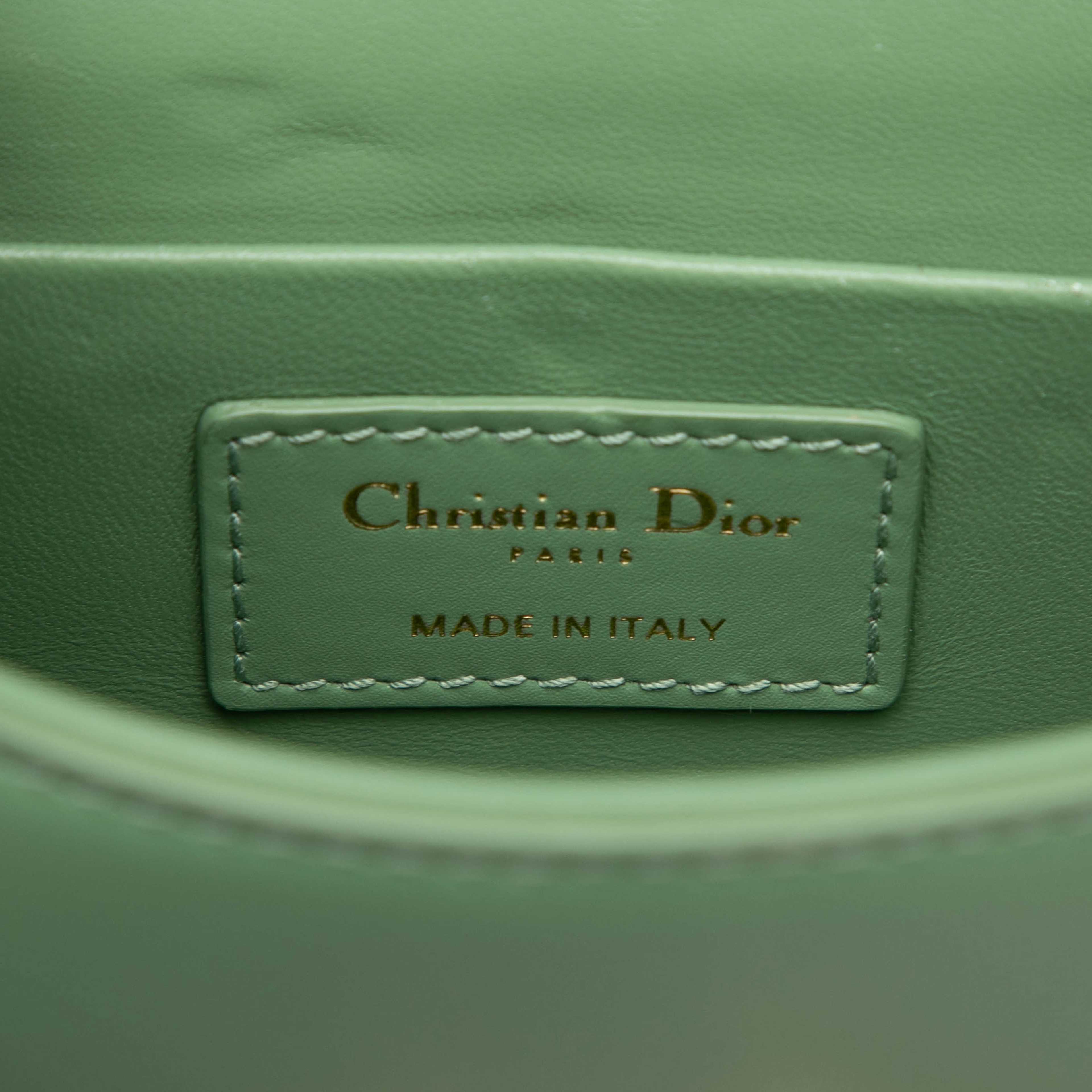 Dior Micro Smooth Calfskin 30 Montaigne Flap, från Luxclusif, i färgen light green. Klicka för att öppna bilden i stort format