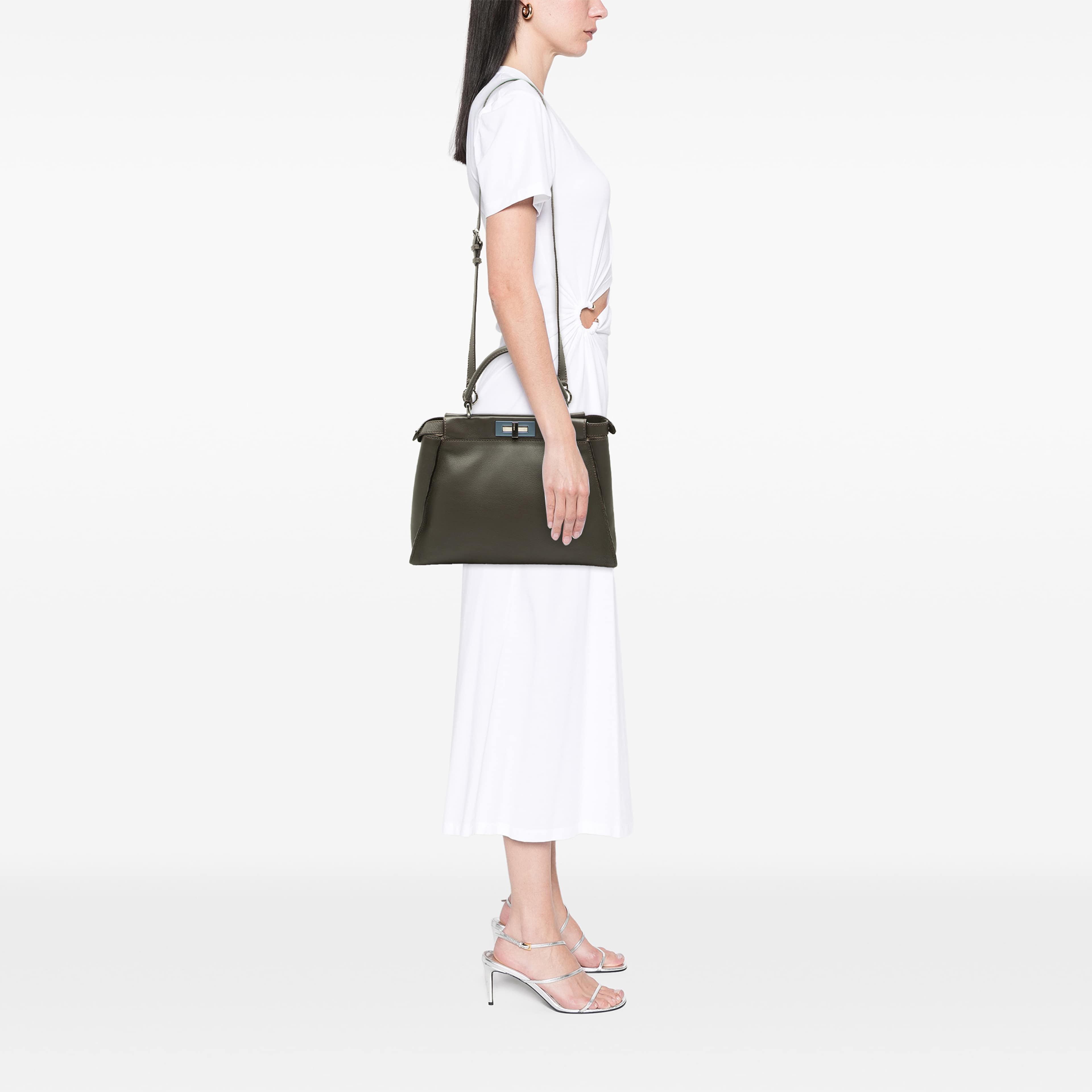 Fendi Medium Leather Peekaboo Iconic Satchel, från Luxclusif, i färgen grå. Klicka för att öppna bilden i stort format