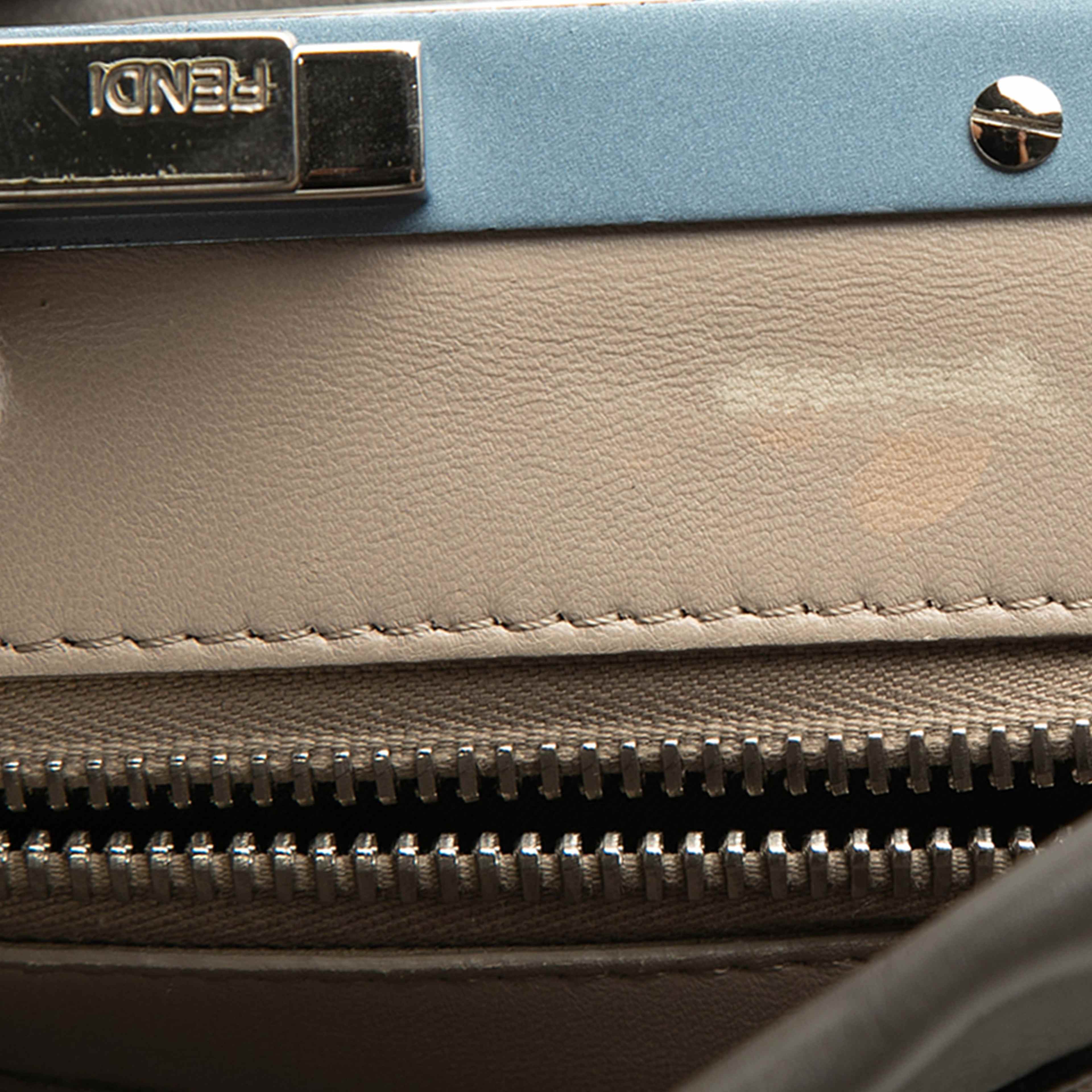 Fendi Medium Leather Peekaboo Iconic Satchel, från Luxclusif, i färgen grå. Klicka för att öppna bilden i stort format