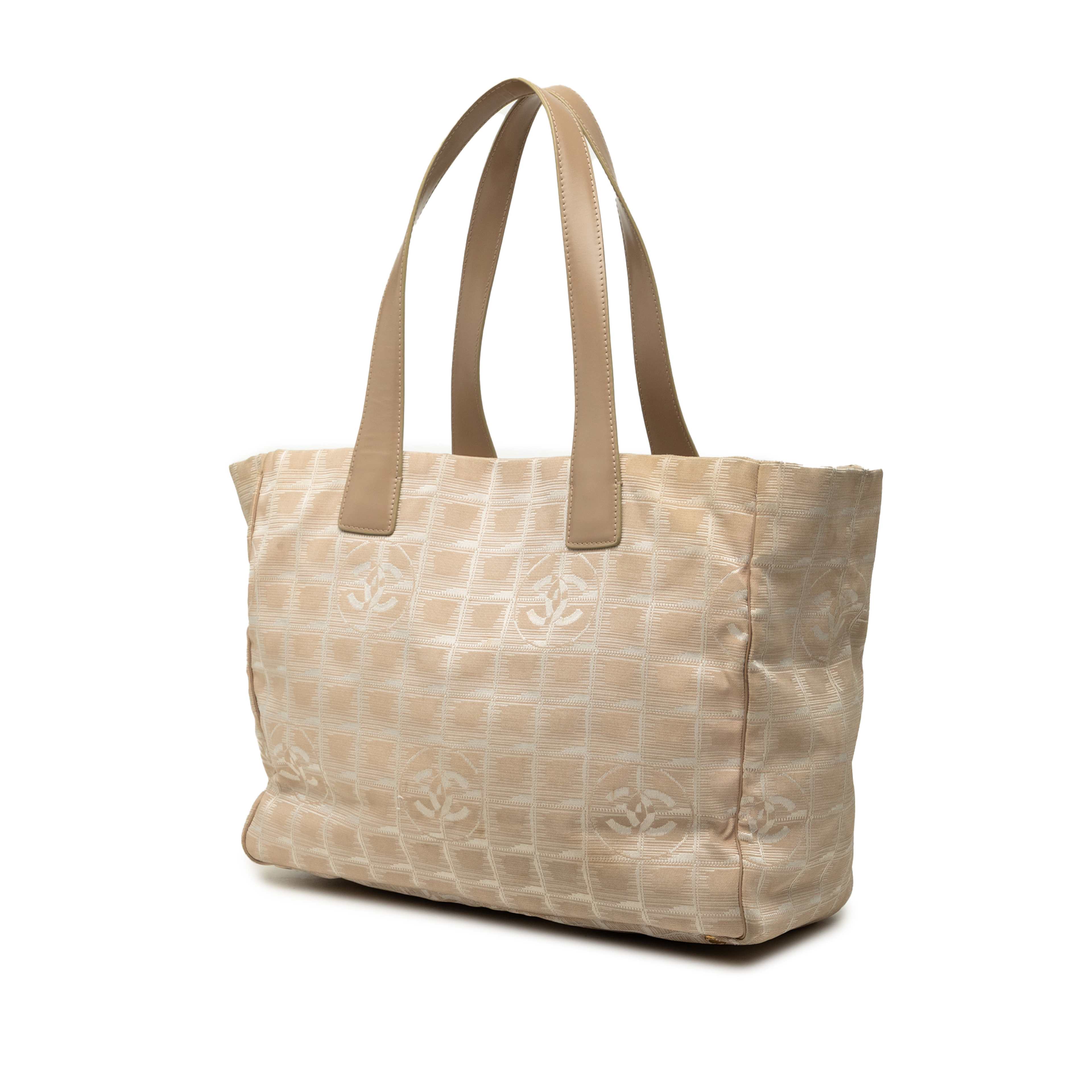 Chanel New Travel Line Nylon Tote, från Luxclusif, i färgen beige. Klicka för att öppna bilden i stort format