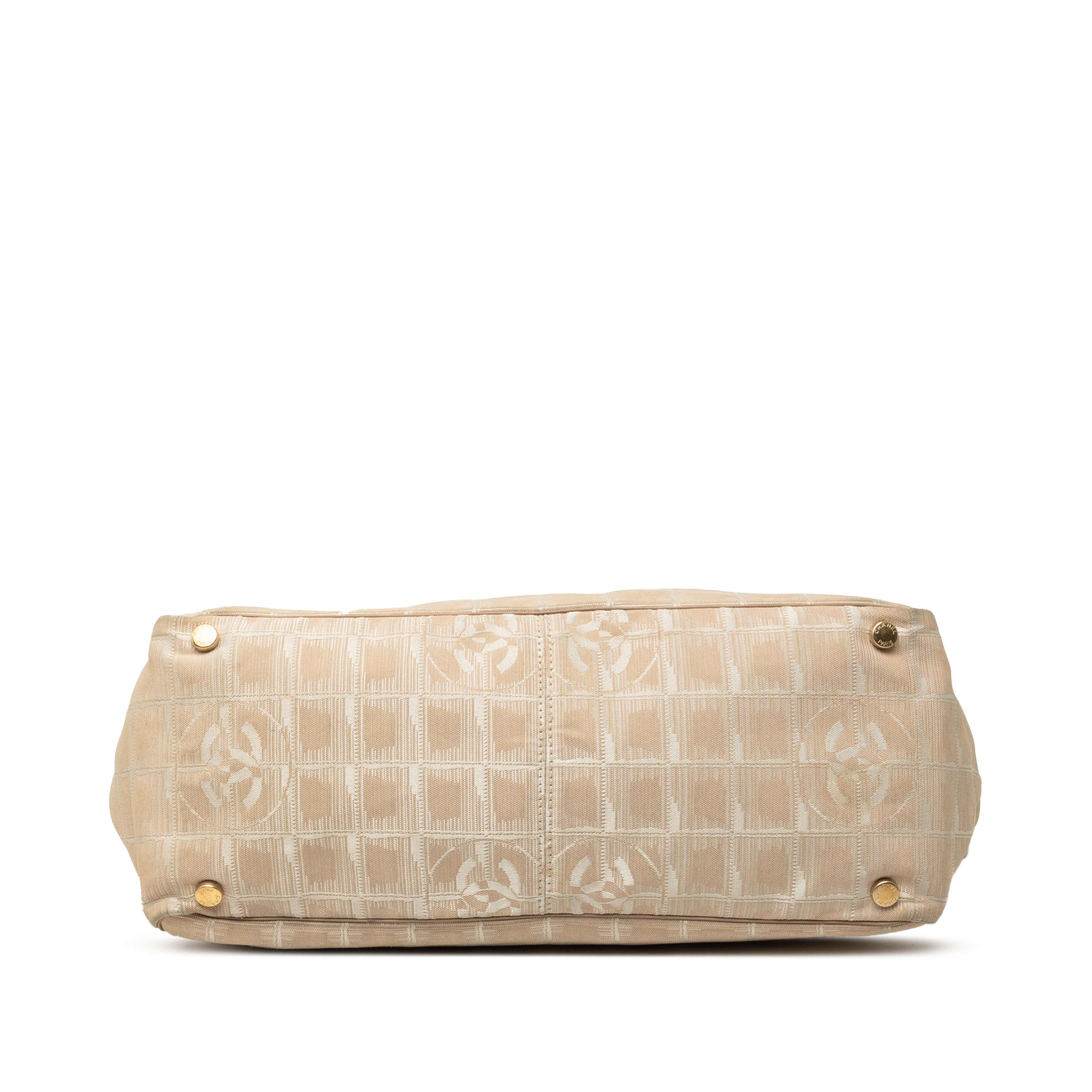 Chanel New Travel Line Nylon Tote, från Luxclusif, i färgen beige. Klicka för att öppna bilden i stort format