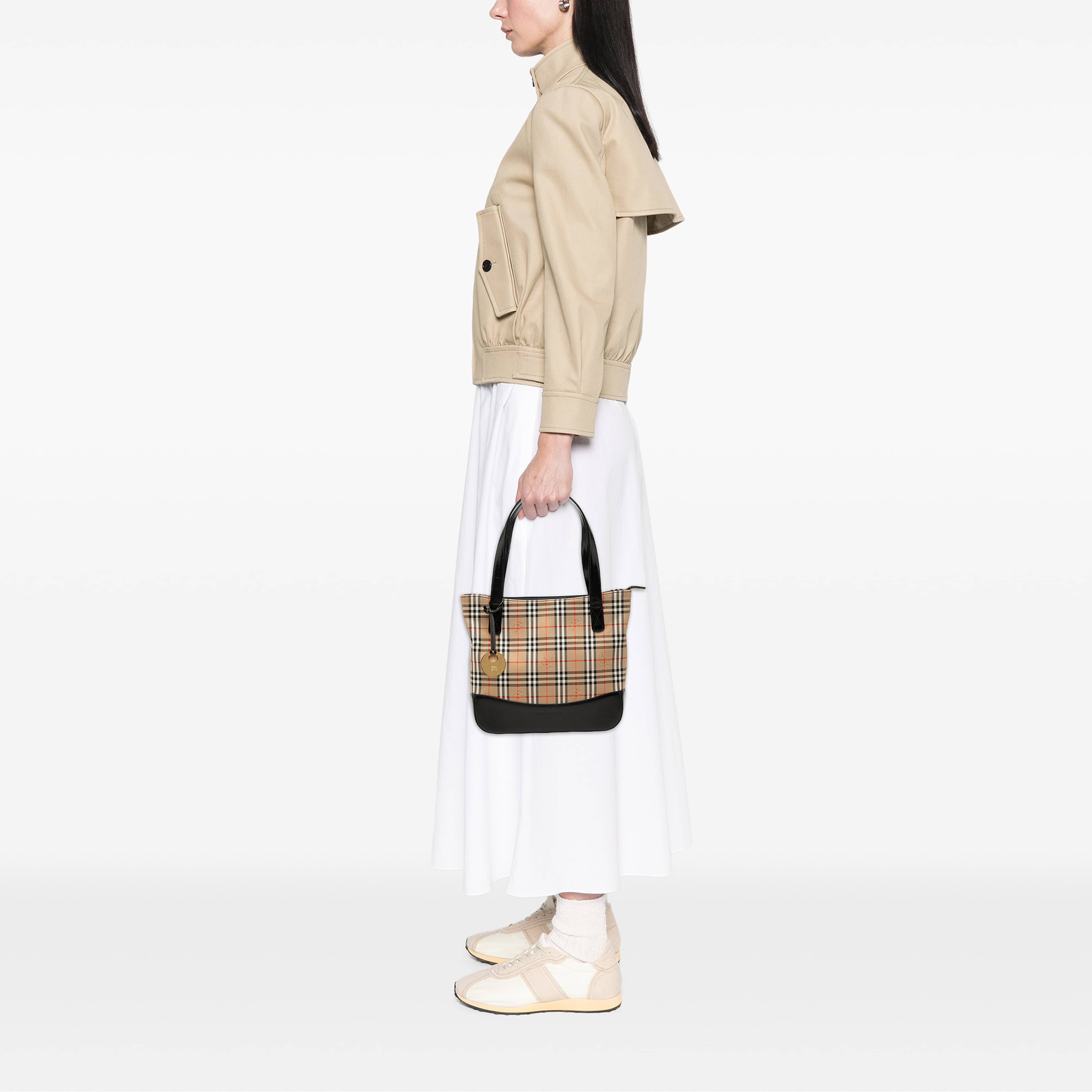 Burberry Haymarket Check Canvas Tote, från Luxclusif, i färgen beige. Klicka för att öppna bilden i stort format
