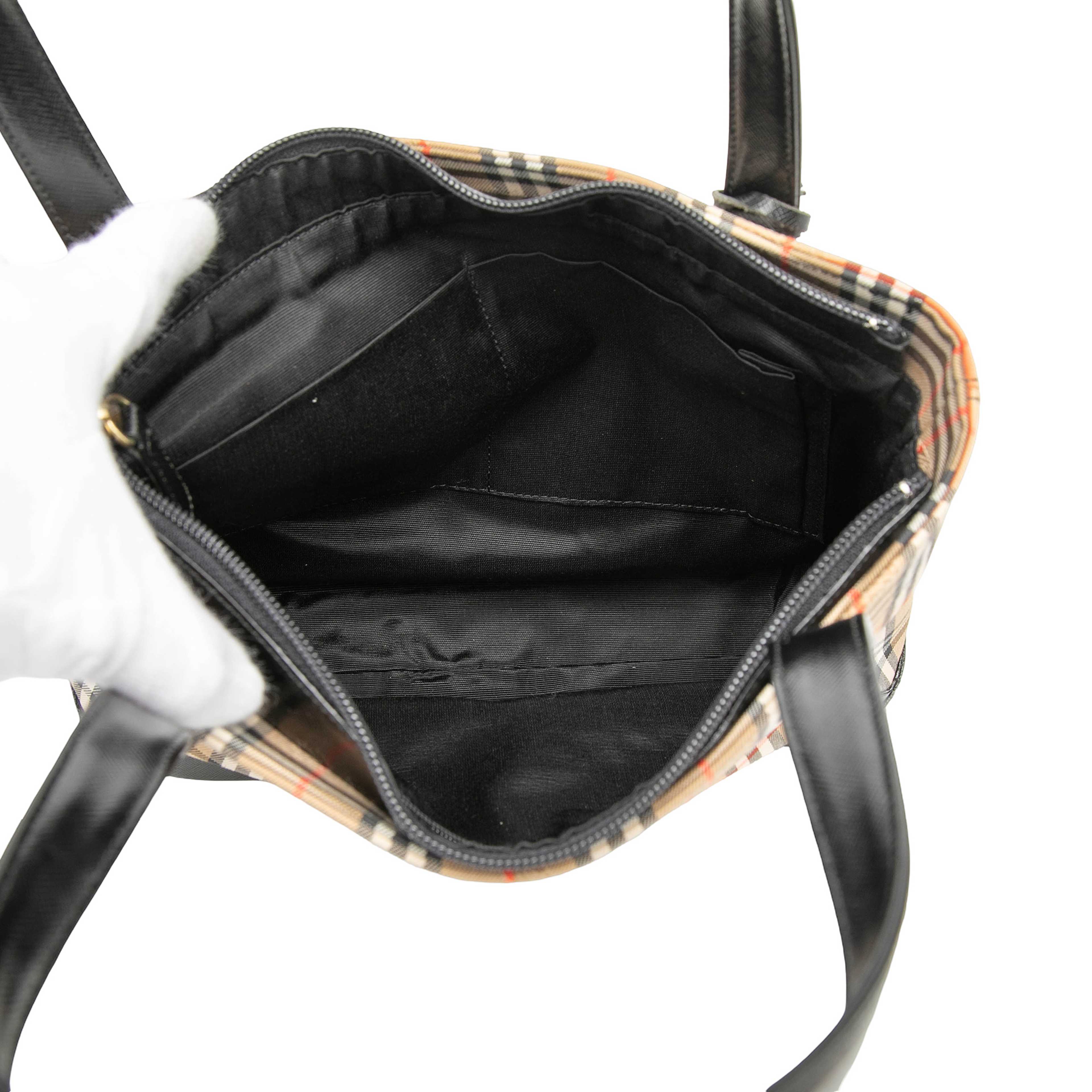 Burberry Haymarket Check Canvas Tote, från Luxclusif, i färgen beige. Klicka för att öppna bilden i stort format