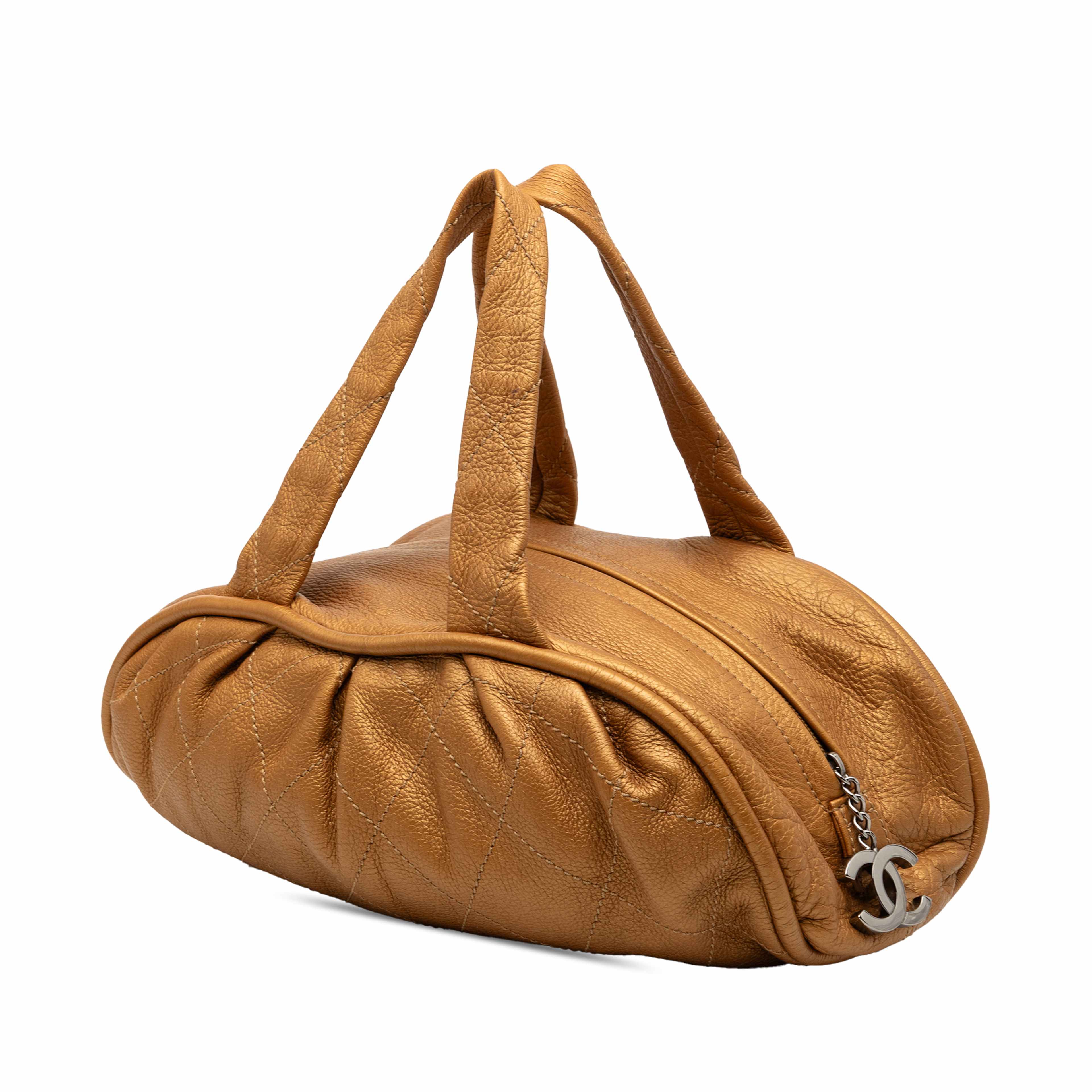 Chanel Small Quilted Metallic Calfskin Le Marais Bowler Bag, från Luxclusif, i färgen guld. Klicka för att öppna bilden i stort format