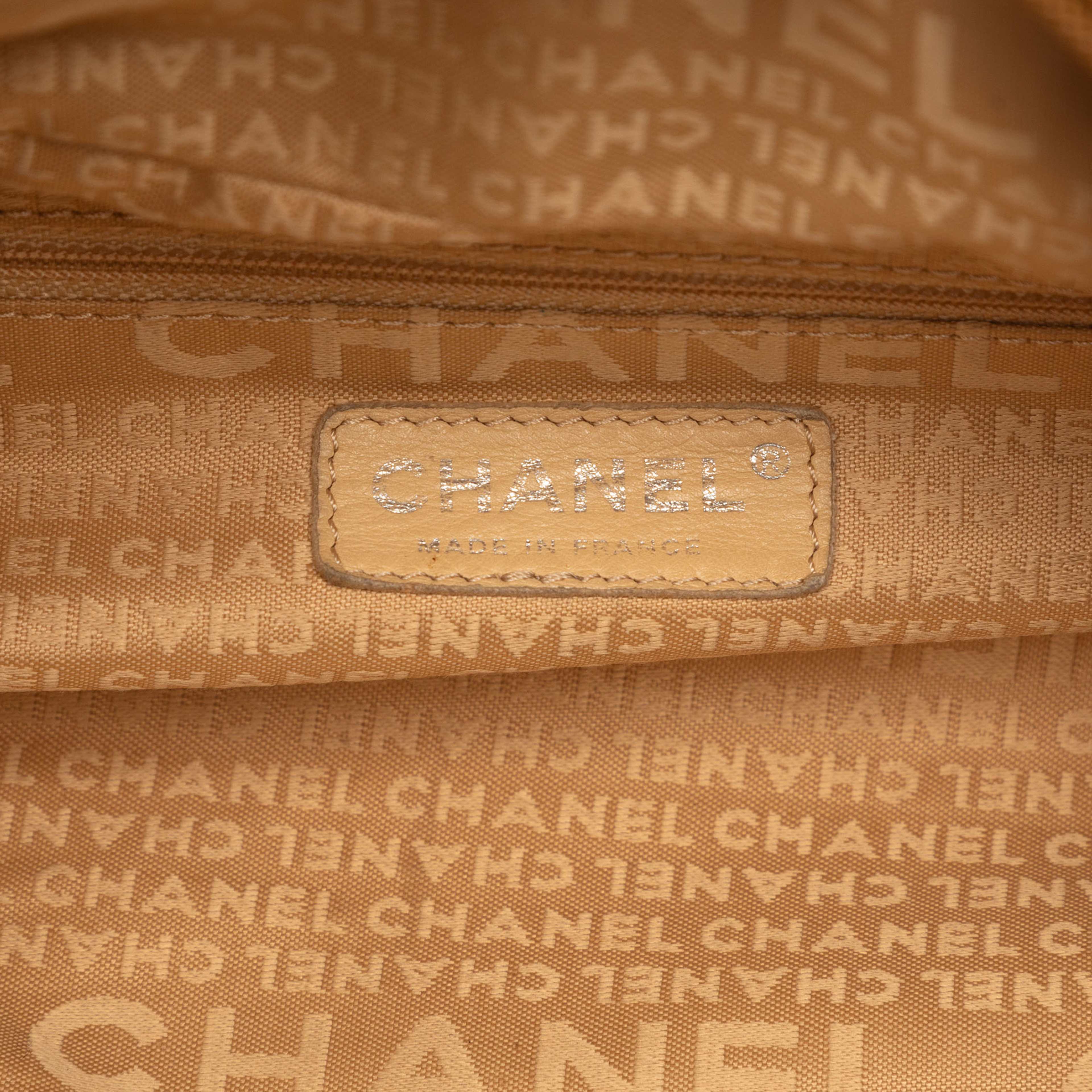 Chanel Small Quilted Metallic Calfskin Le Marais Bowler Bag, från Luxclusif, i färgen gold. Klicka för att öppna bilden i stort format