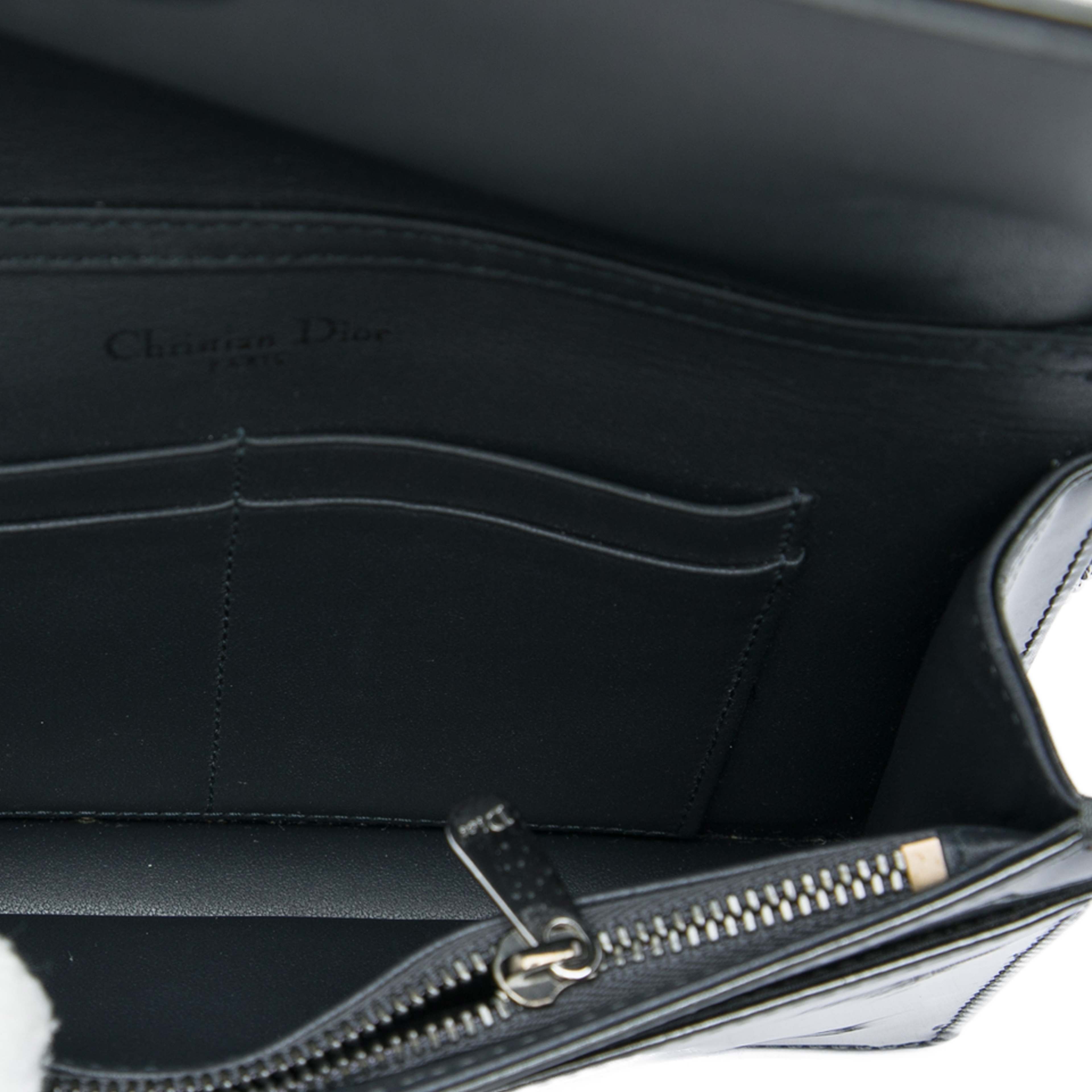 Dior Metallic Patent Microcannage Diorama Wallet On Chain, från Luxclusif, i färgen svart. Klicka för att öppna bilden i stort format