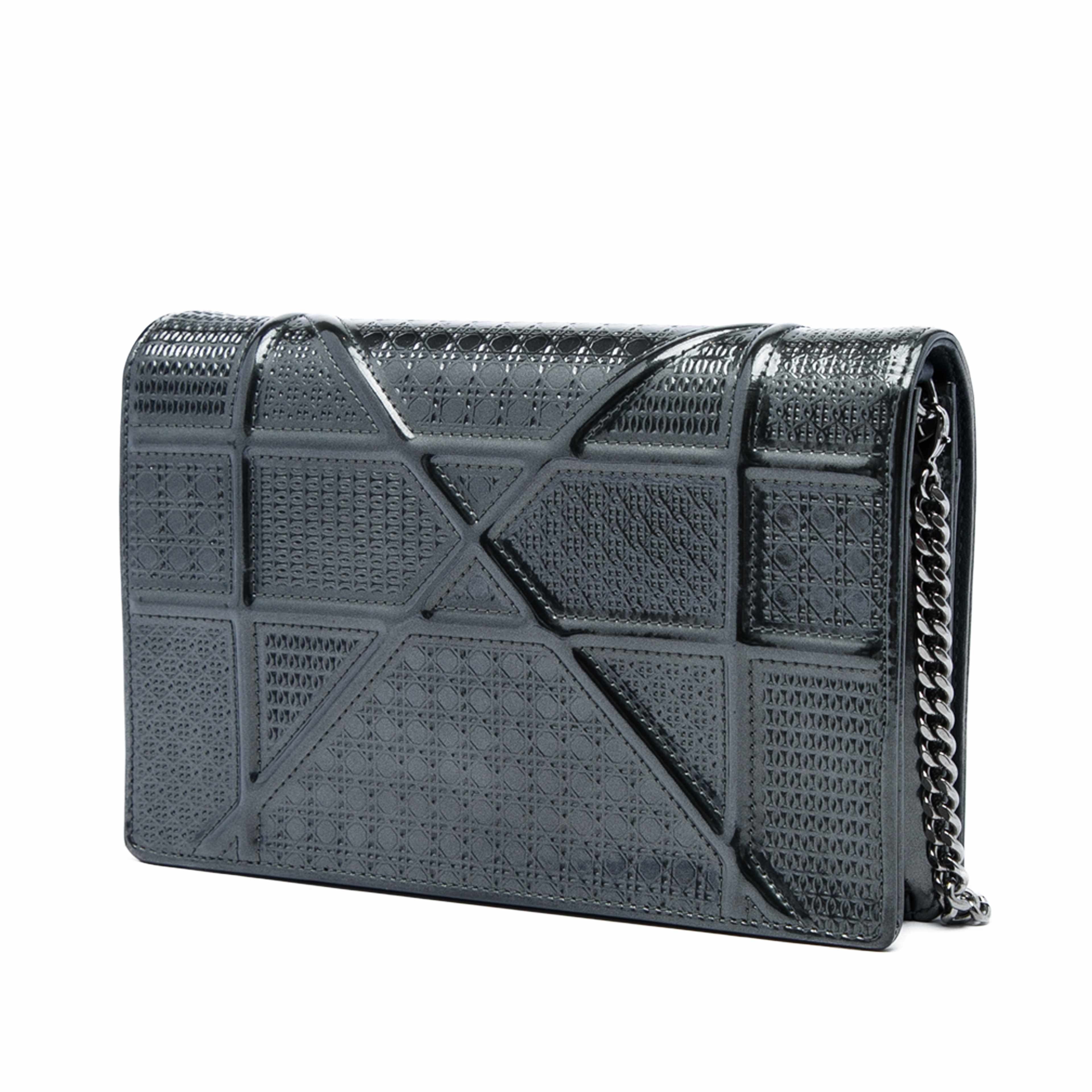 Dior Metallic Patent Microcannage Diorama Wallet On Chain, från Luxclusif, i färgen svart. Klicka för att öppna bilden i stort format