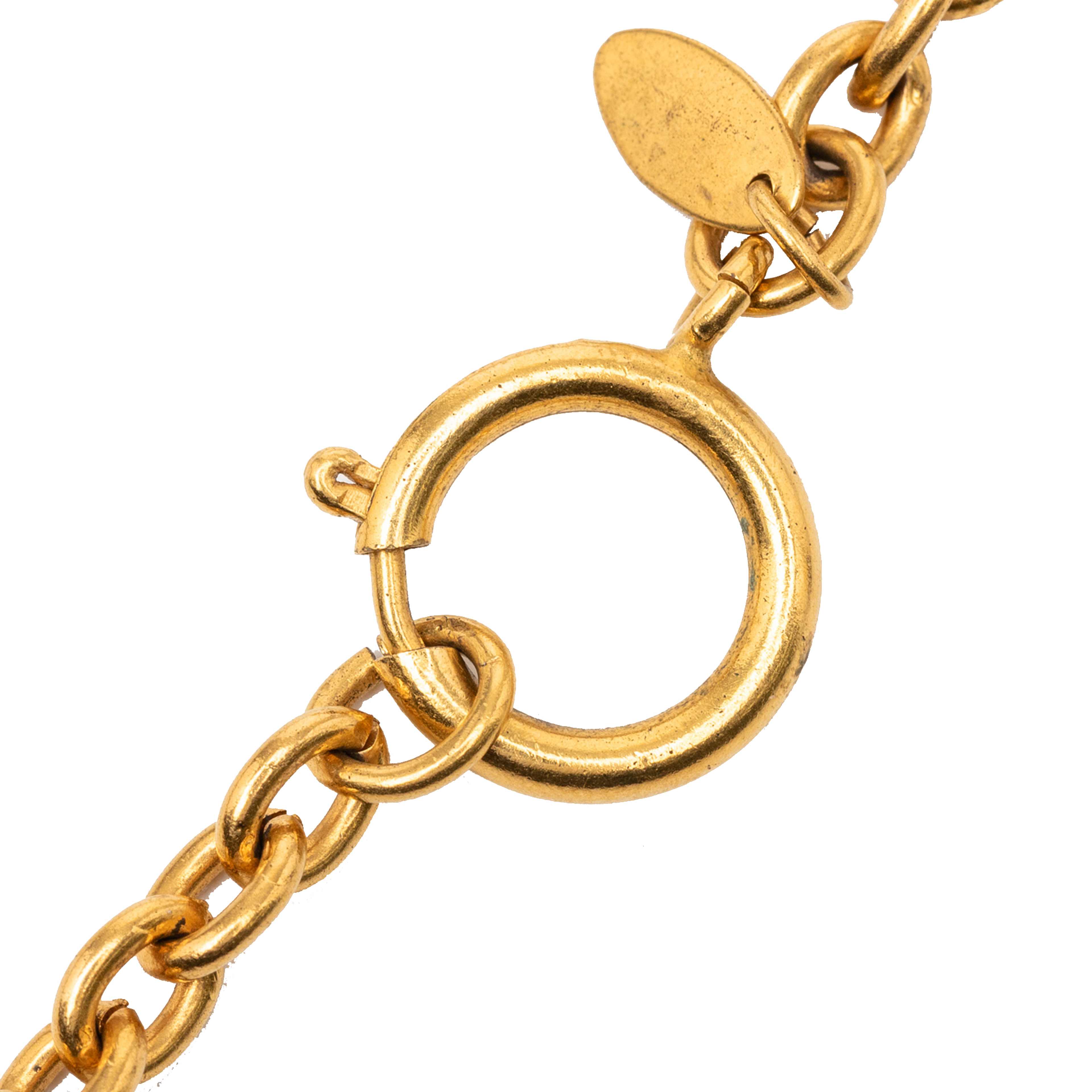 Chanel Cc Gold Plated Diamond Shape Pendant Necklace, från Luxclusif, i färgen gold. Klicka för att öppna bilden i stort format