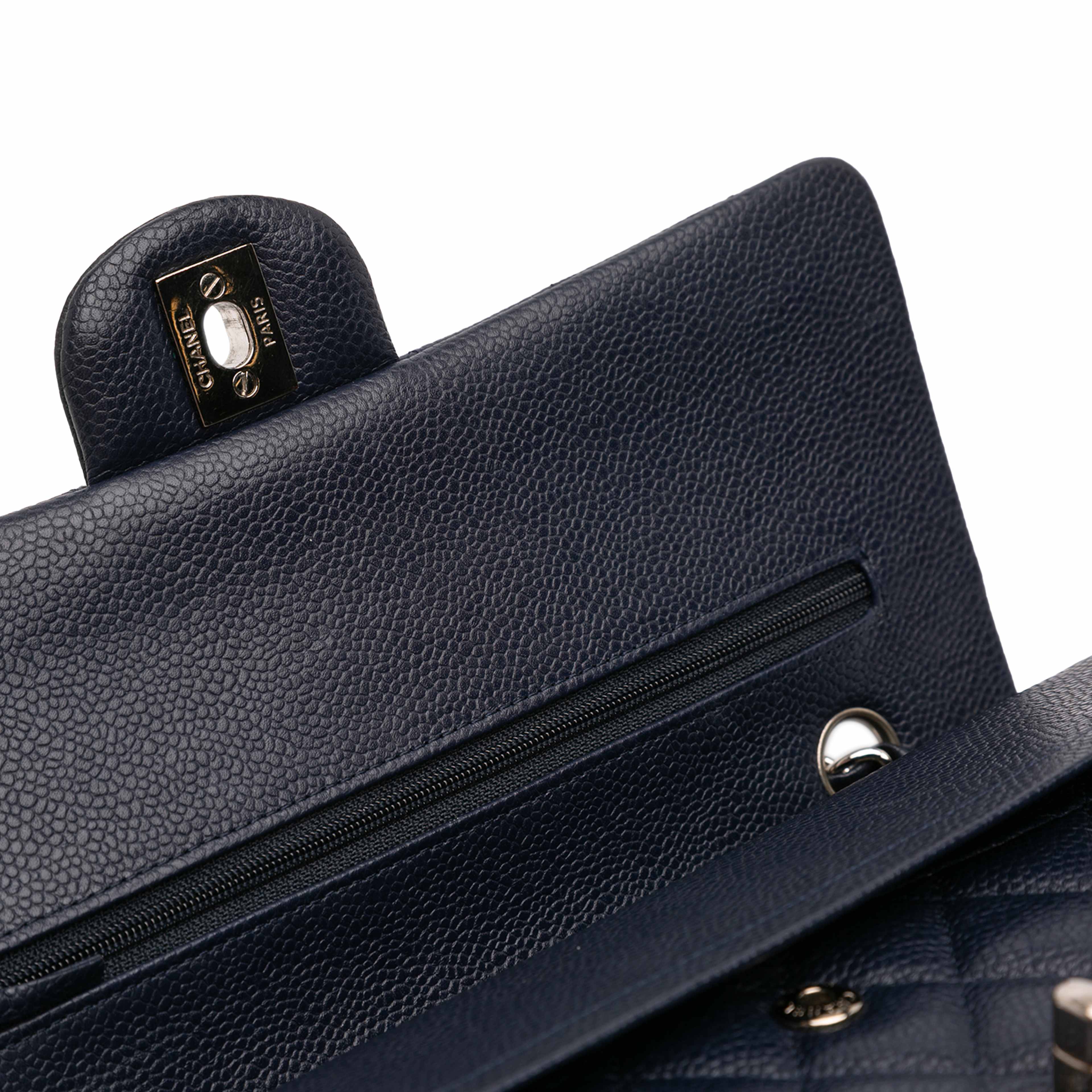 Chanel Medium Classic Caviar Double Flap, från Luxclusif, i färgen navy. Klicka för att öppna bilden i stort format