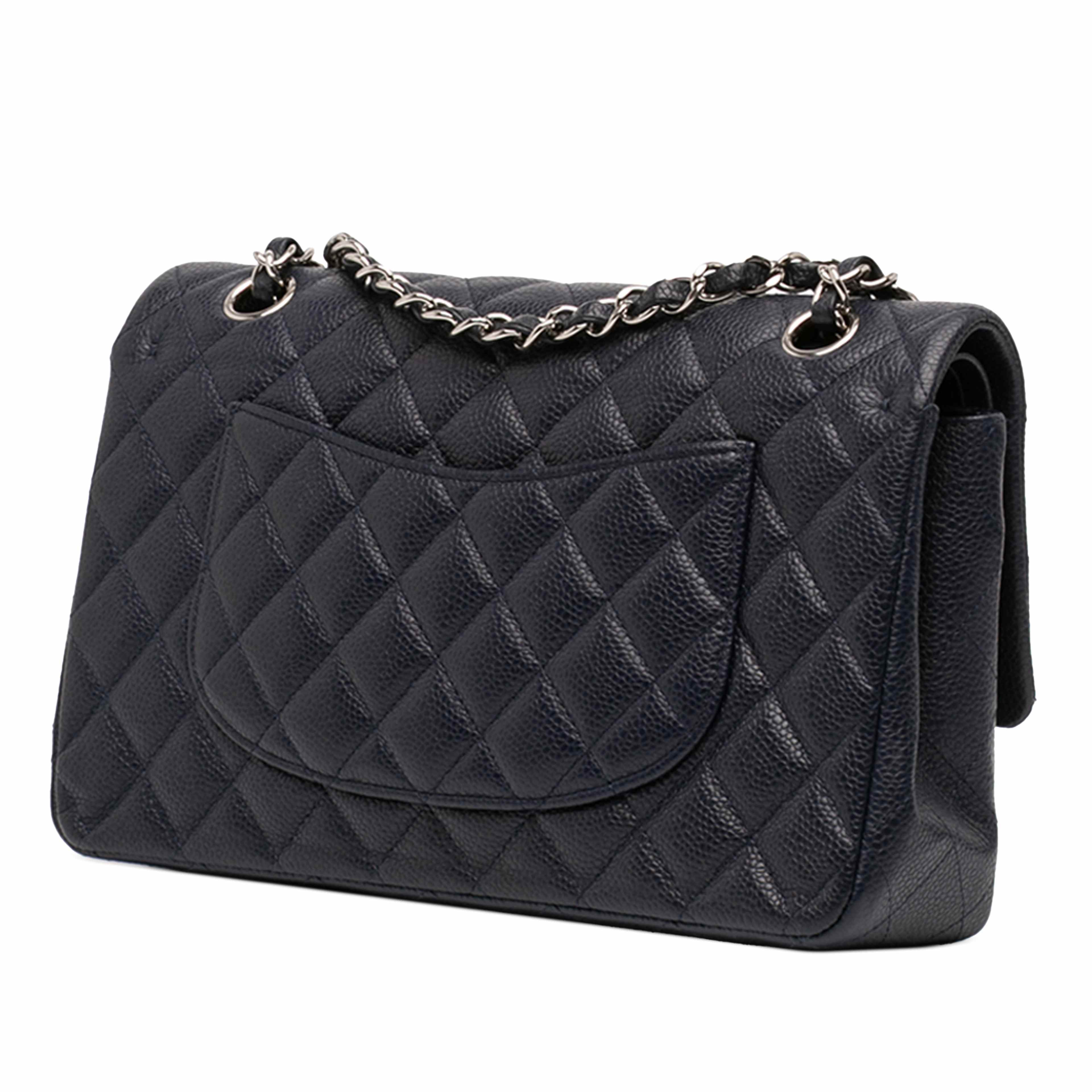 Chanel Medium Classic Caviar Double Flap, från Luxclusif, i färgen navy. Klicka för att öppna bilden i stort format