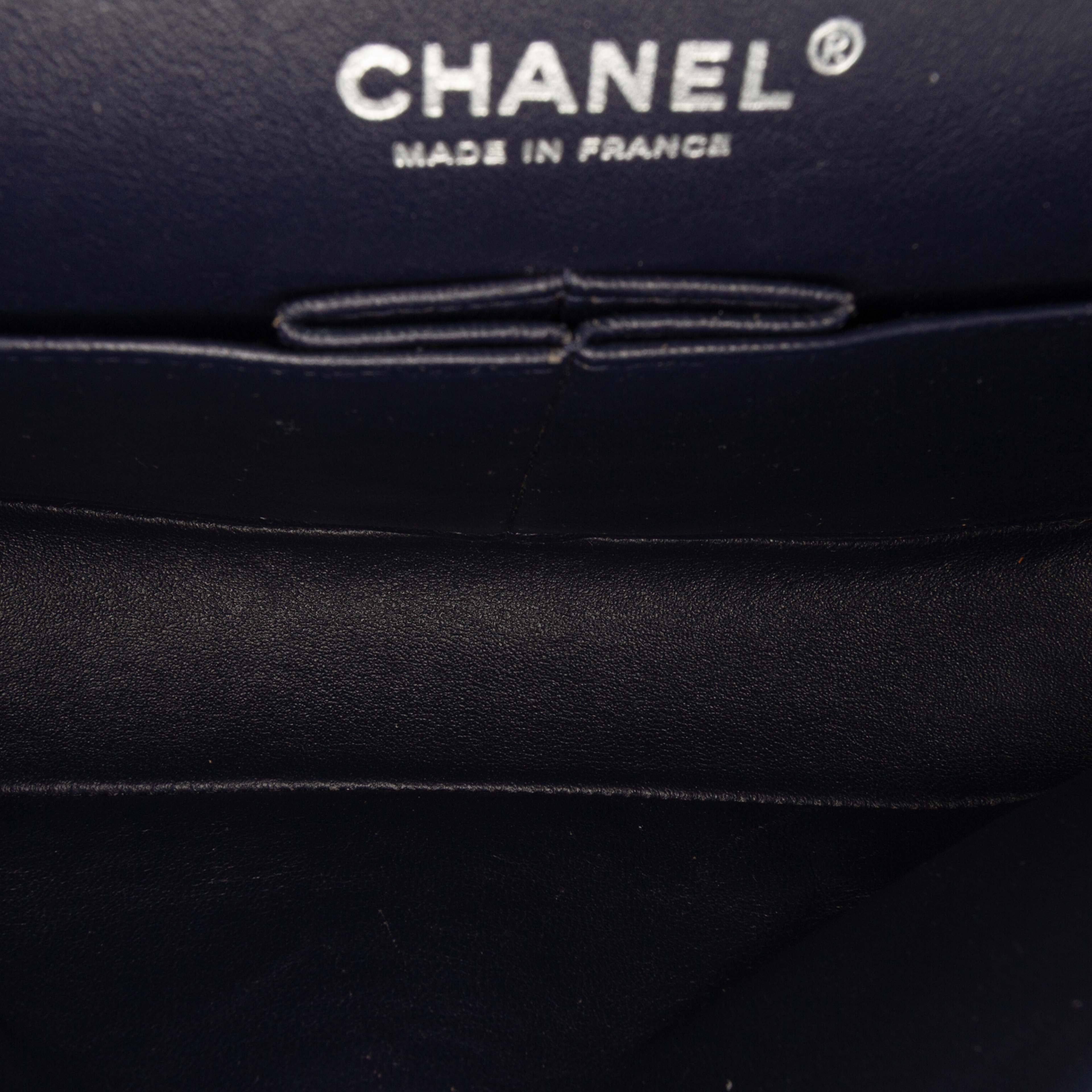 Chanel Medium Classic Caviar Double Flap, från Luxclusif, i färgen navy. Klicka för att öppna bilden i stort format