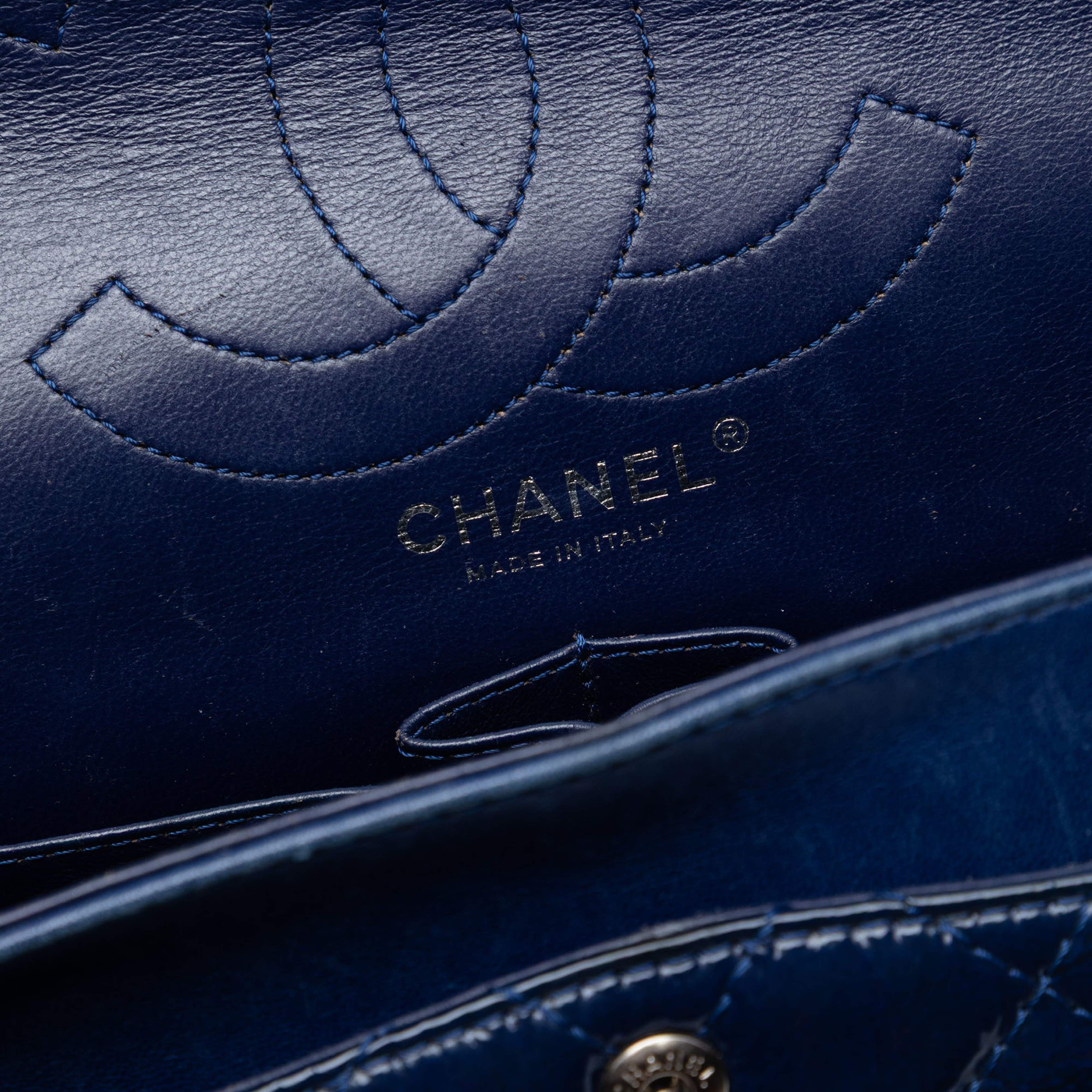Chanel Quilted Crinkled Patent Reissue 2.55 Double Flap 226, från Luxclusif, i färgen navy. Klicka för att öppna bilden i stort format