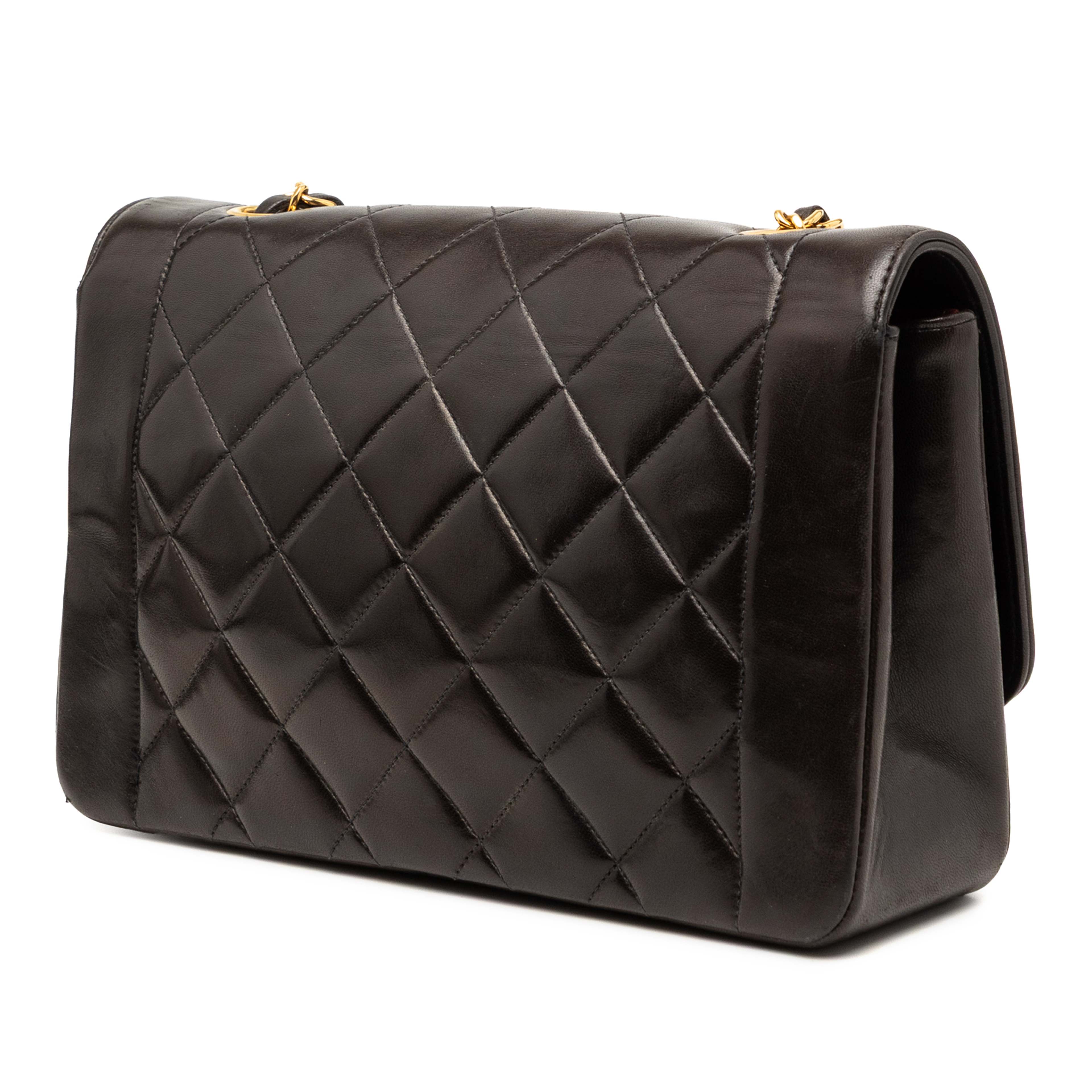 Chanel Medium Lambskin Diana Flap, från Luxclusif, i färgen black. Klicka för att öppna bilden i stort format