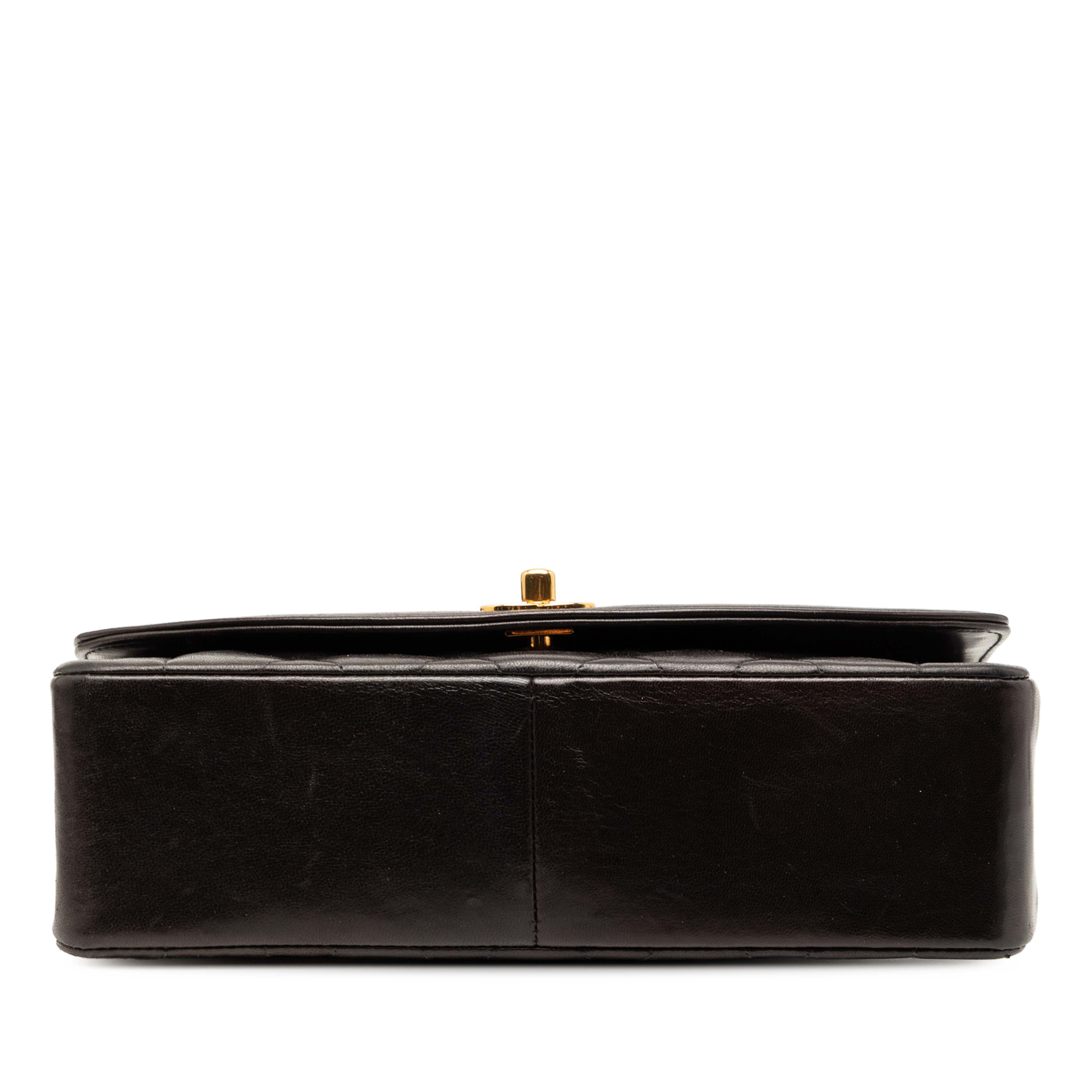 Chanel Medium Lambskin Diana Flap, från Luxclusif, i färgen black. Klicka för att öppna bilden i stort format