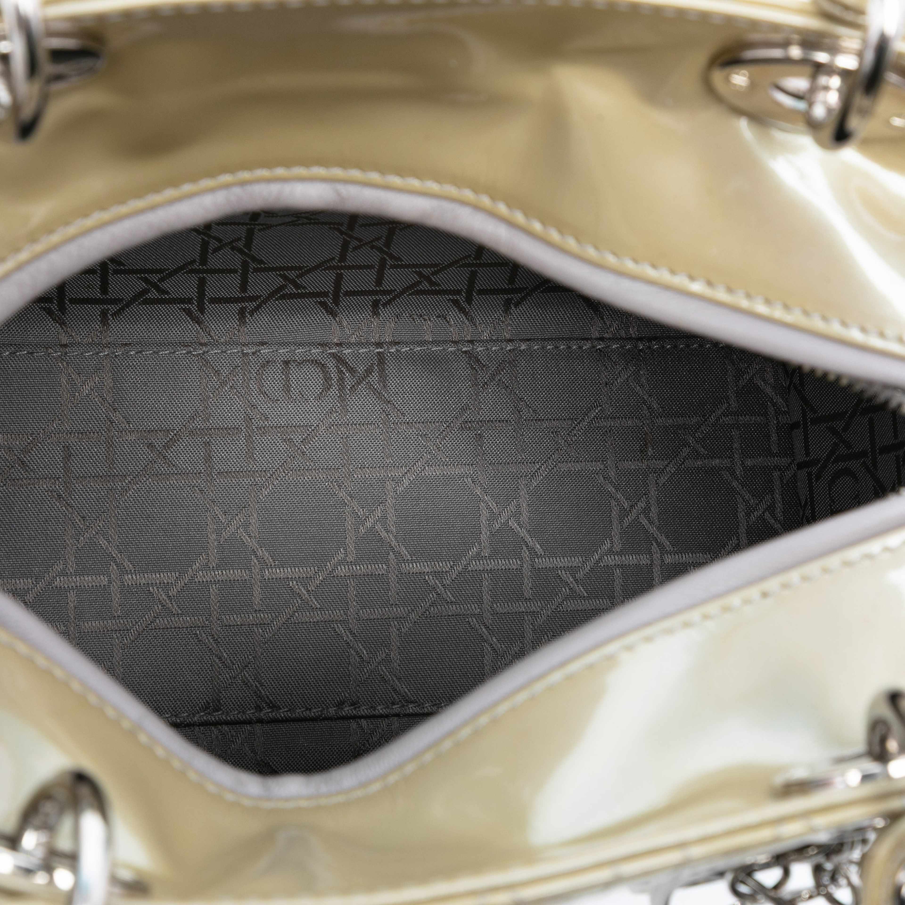 Dior Medium Patent Cannage Lady Dior, från Luxclusif, i färgen beige. Klicka för att öppna bilden i stort format