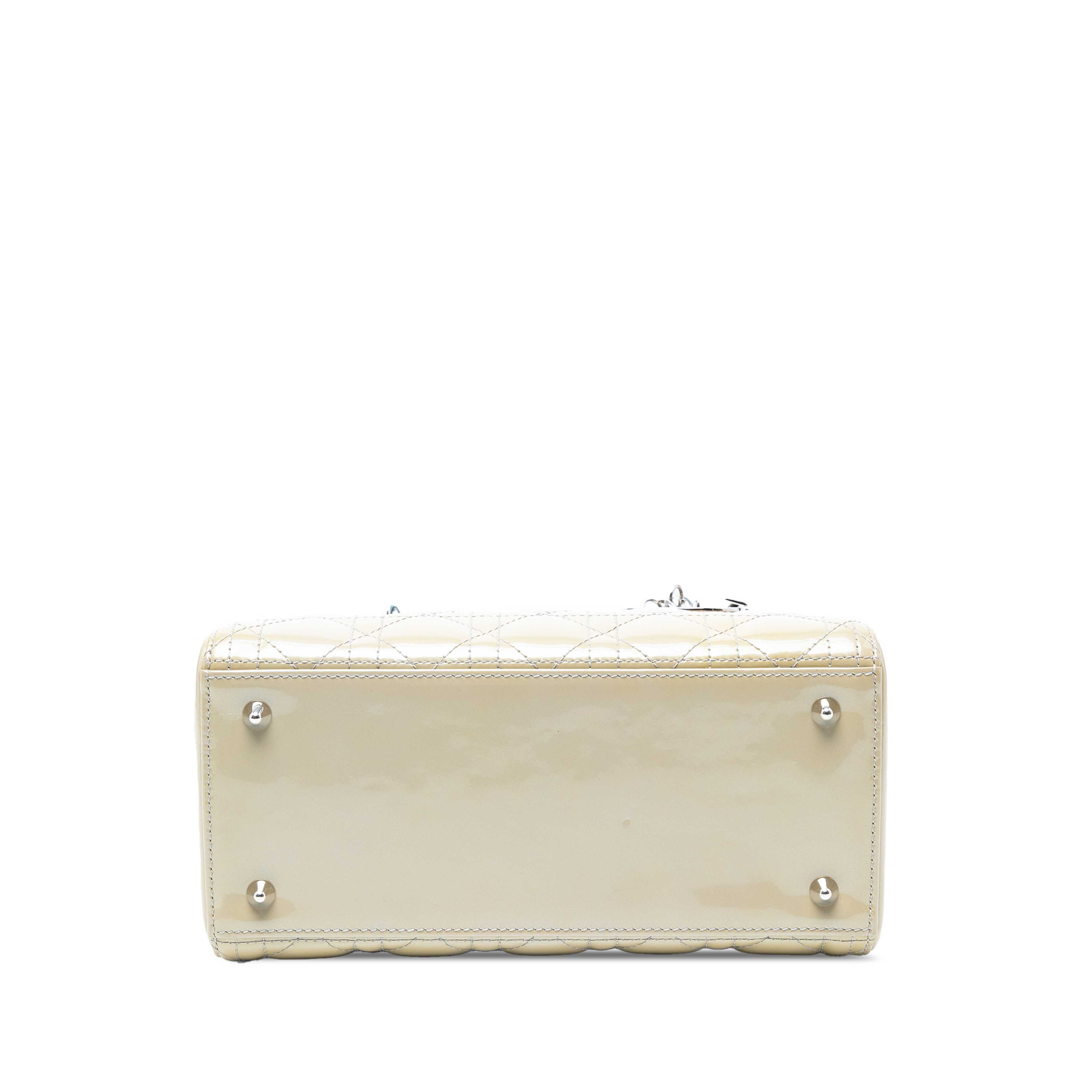 Dior Medium Patent Cannage Lady Dior, från Luxclusif, i färgen beige. Klicka för att öppna bilden i stort format