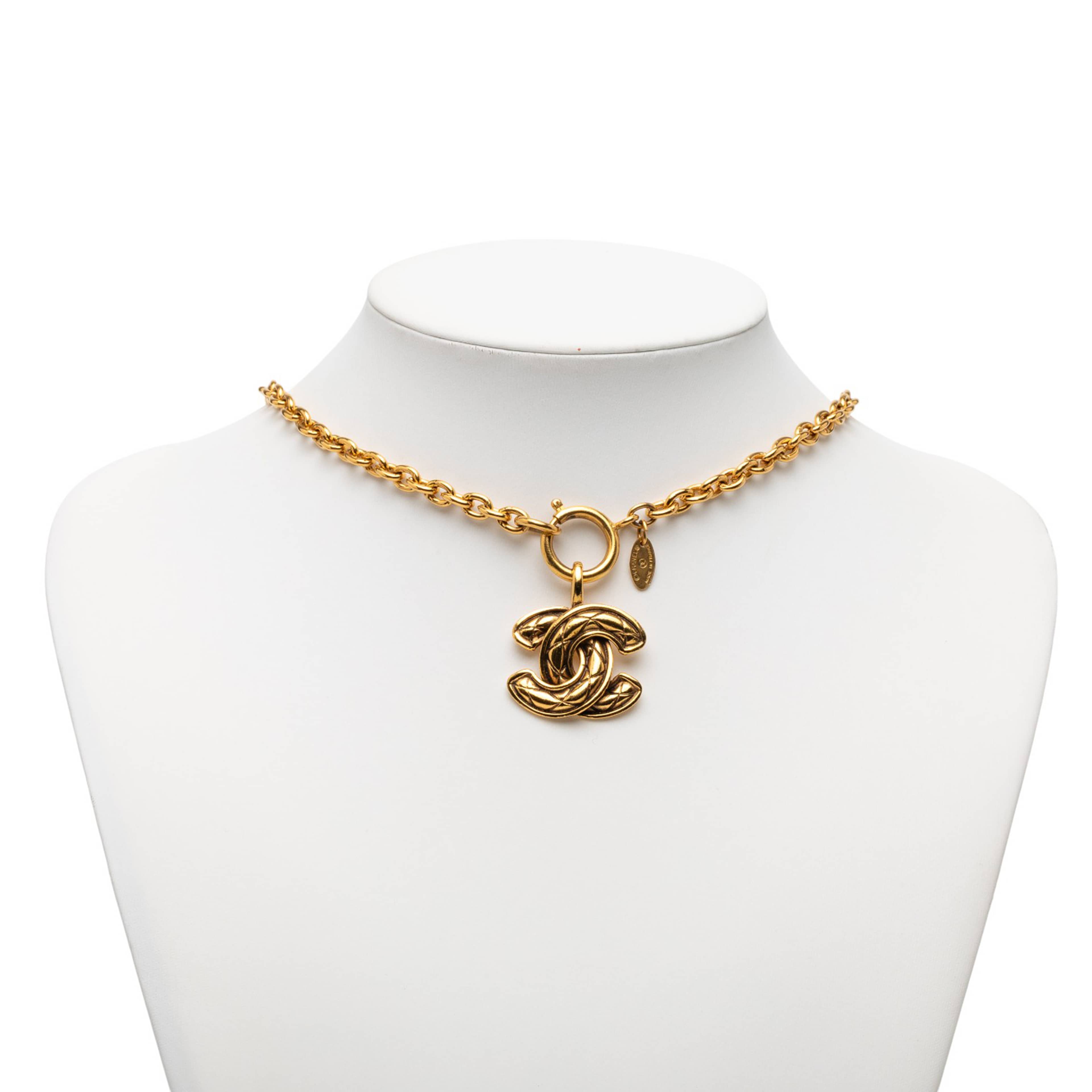 Chanel Gold Plated Quilted Cc Pendant Necklace, från Luxclusif, i färgen gold. Klicka för att öppna bilden i stort format