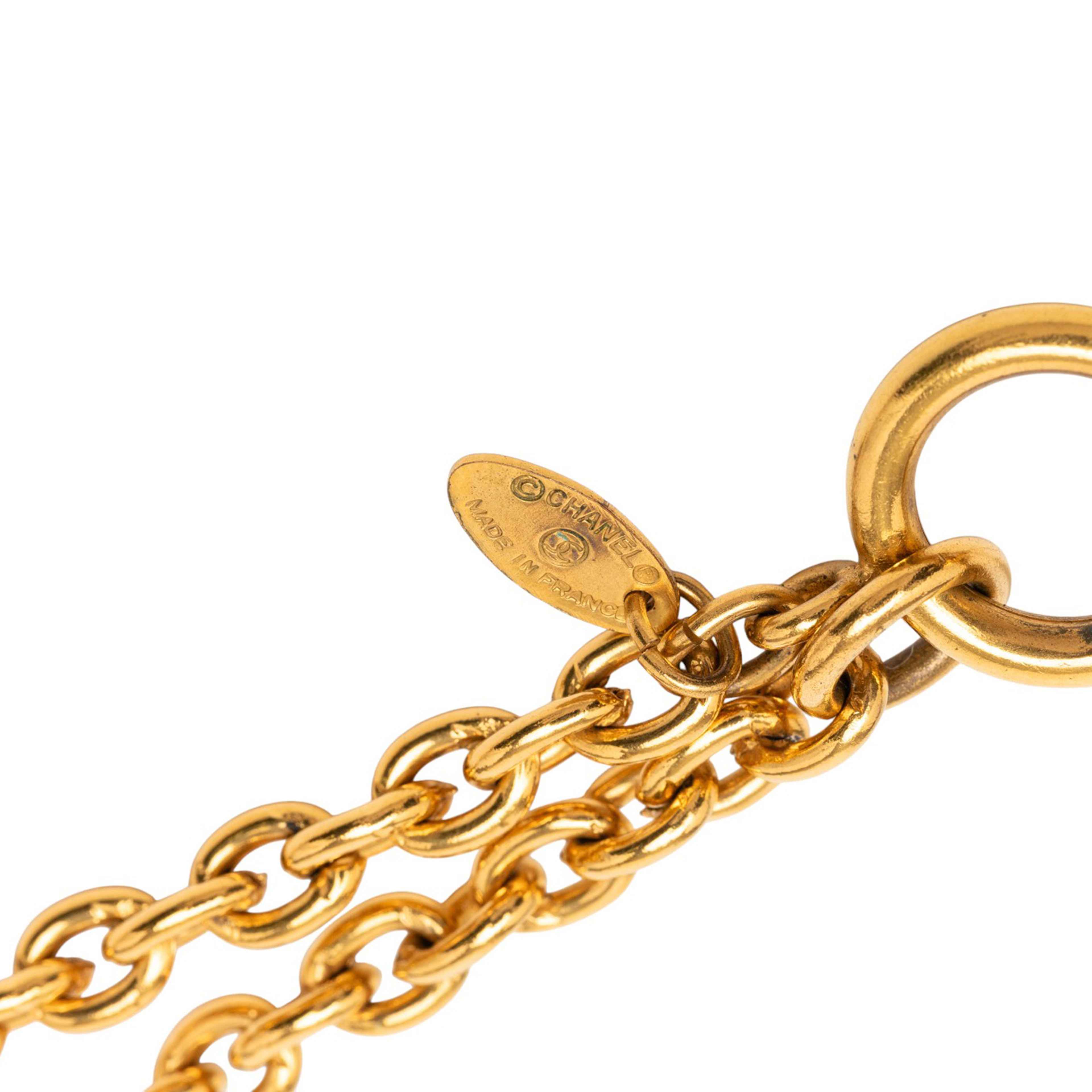 Chanel Gold Plated Quilted Cc Pendant Necklace, från Luxclusif, i färgen gold. Klicka för att öppna bilden i stort format