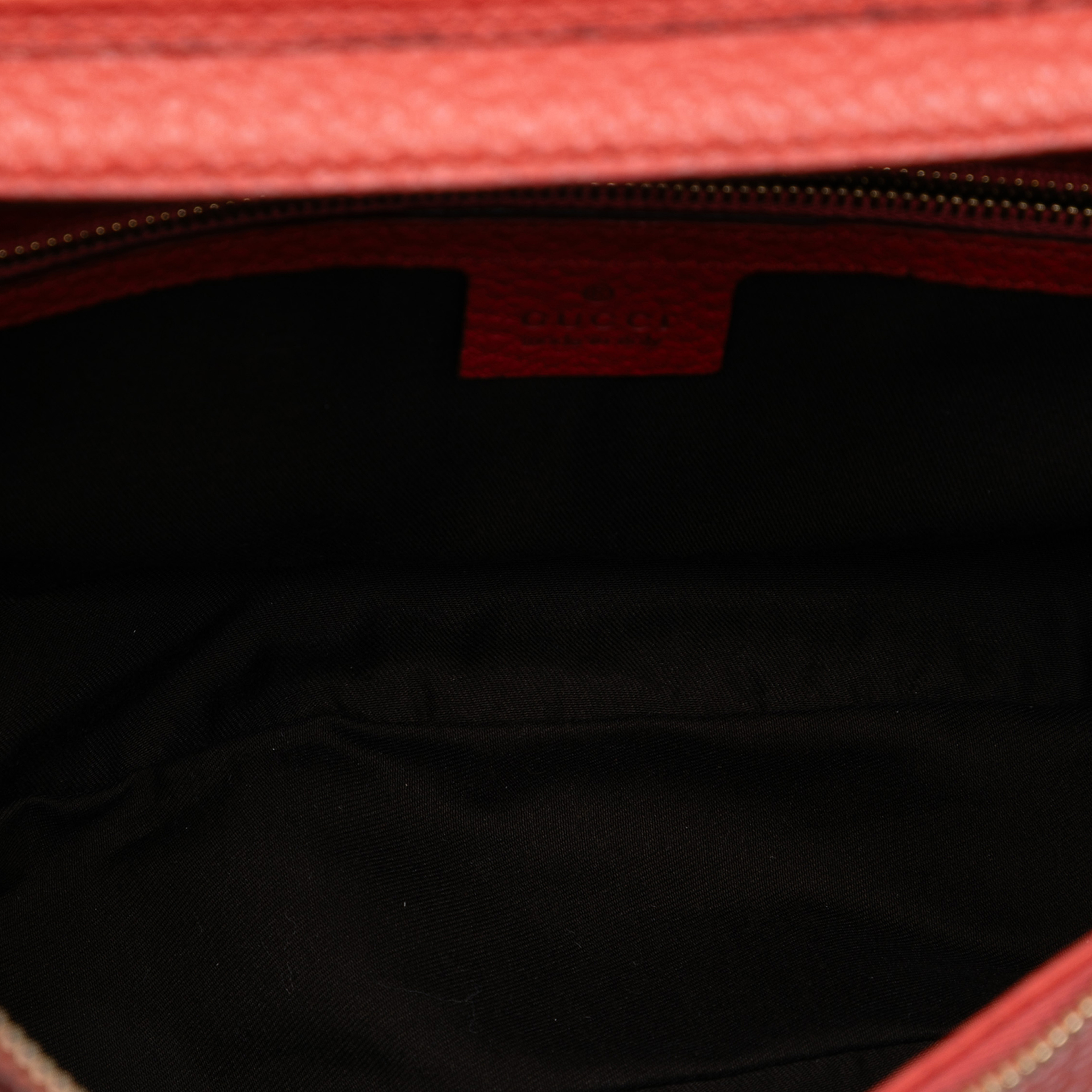 Gucci Pebbled Calfskin Bamboo Ring Hobo, från Luxclusif, i färgen red. Klicka för att öppna bilden i stort format