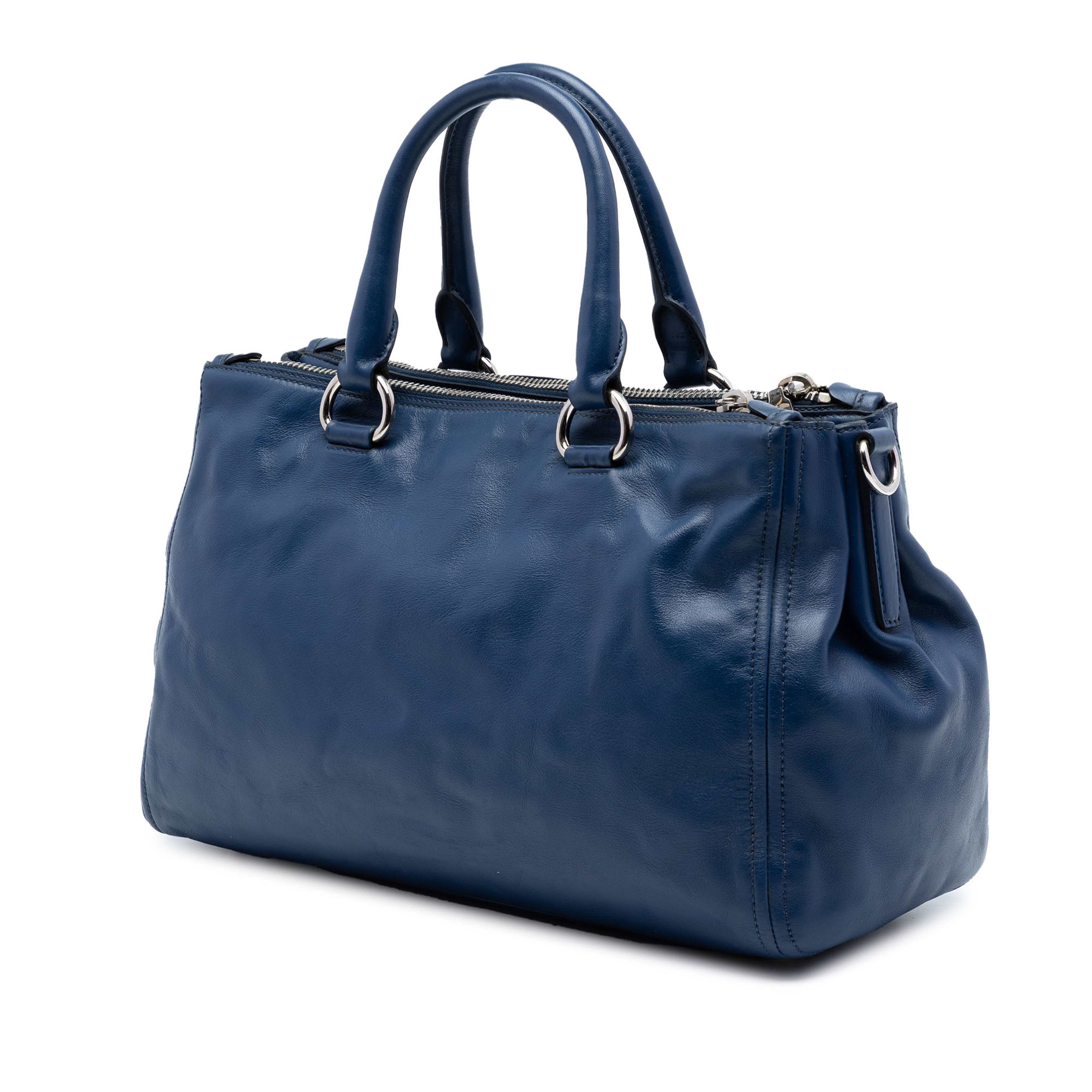 Prada Soft Calf Double Zip Convertible Tote, från Luxclusif, i färgen blå. Klicka för att öppna bilden i stort format