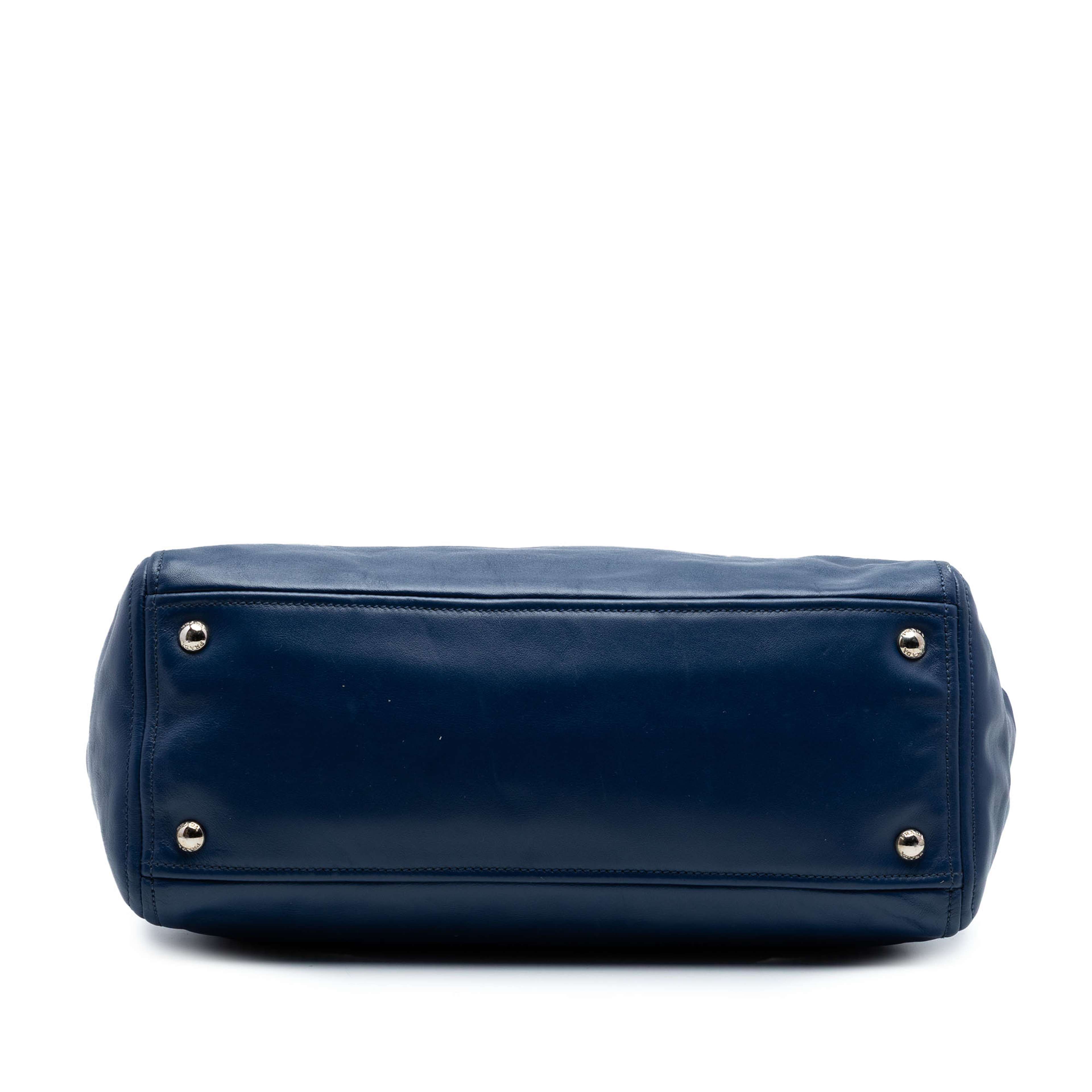 Prada Soft Calf Double Zip Convertible Tote, från Luxclusif, i färgen dark blue. Klicka för att öppna bilden i stort format