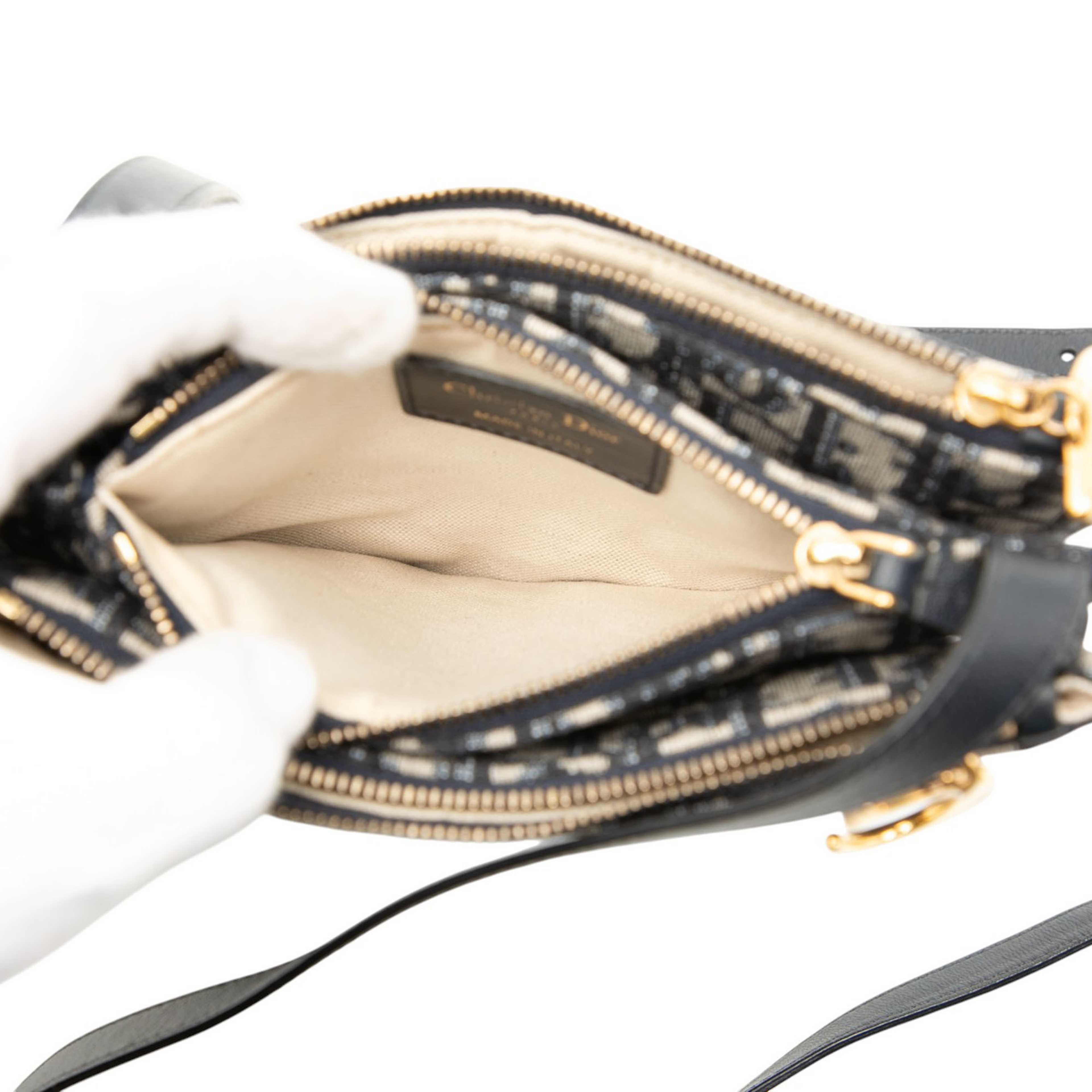 Dior Oblique Canvas Saddle Triple Zip Crossbody, från Luxclusif, i färgen blue. Klicka för att öppna bilden i stort format