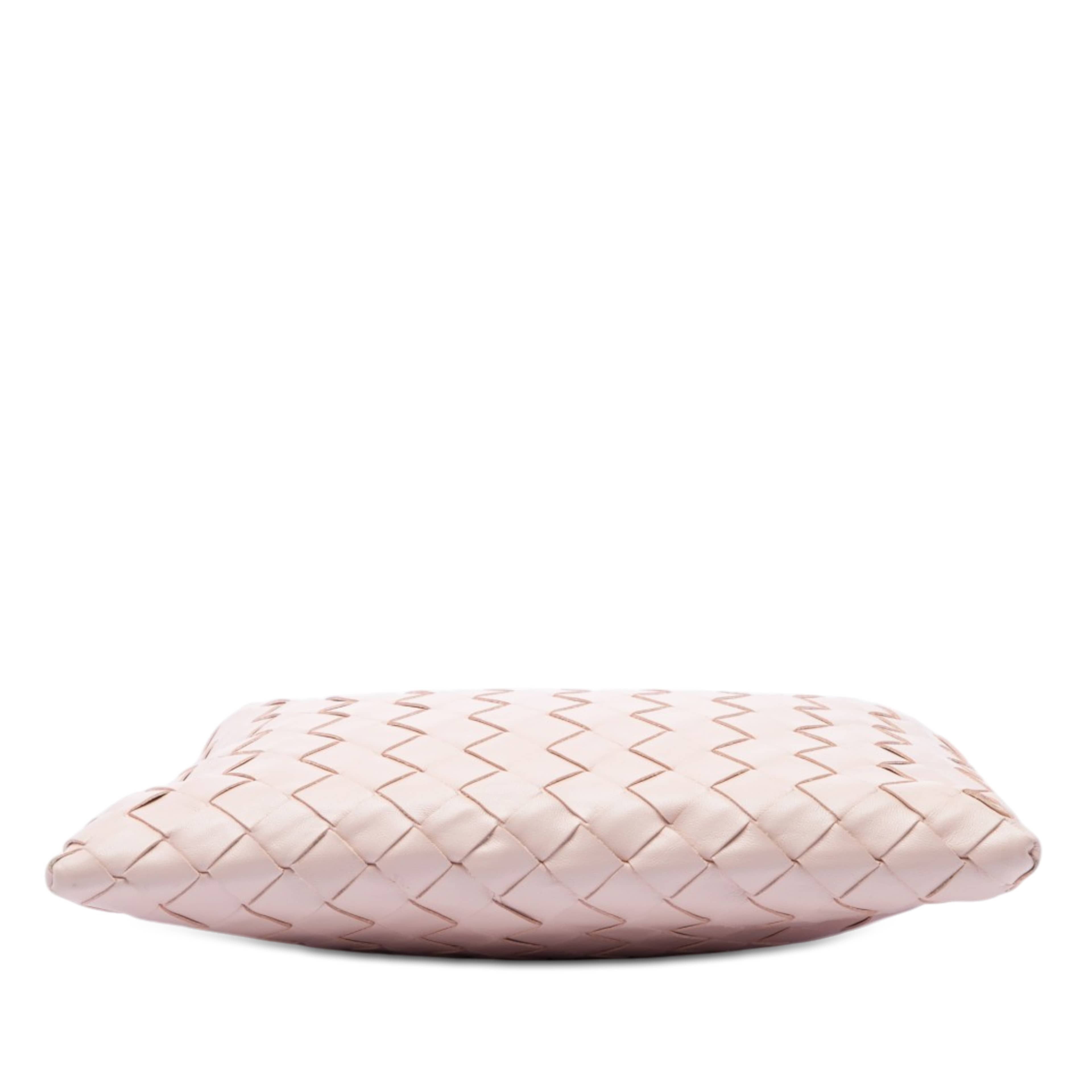 Bottega Veneta Mini Calfskin Intrecciato Hop Satchel, från Luxclusif, i färgen rosa. Klicka för att öppna bilden i stort format