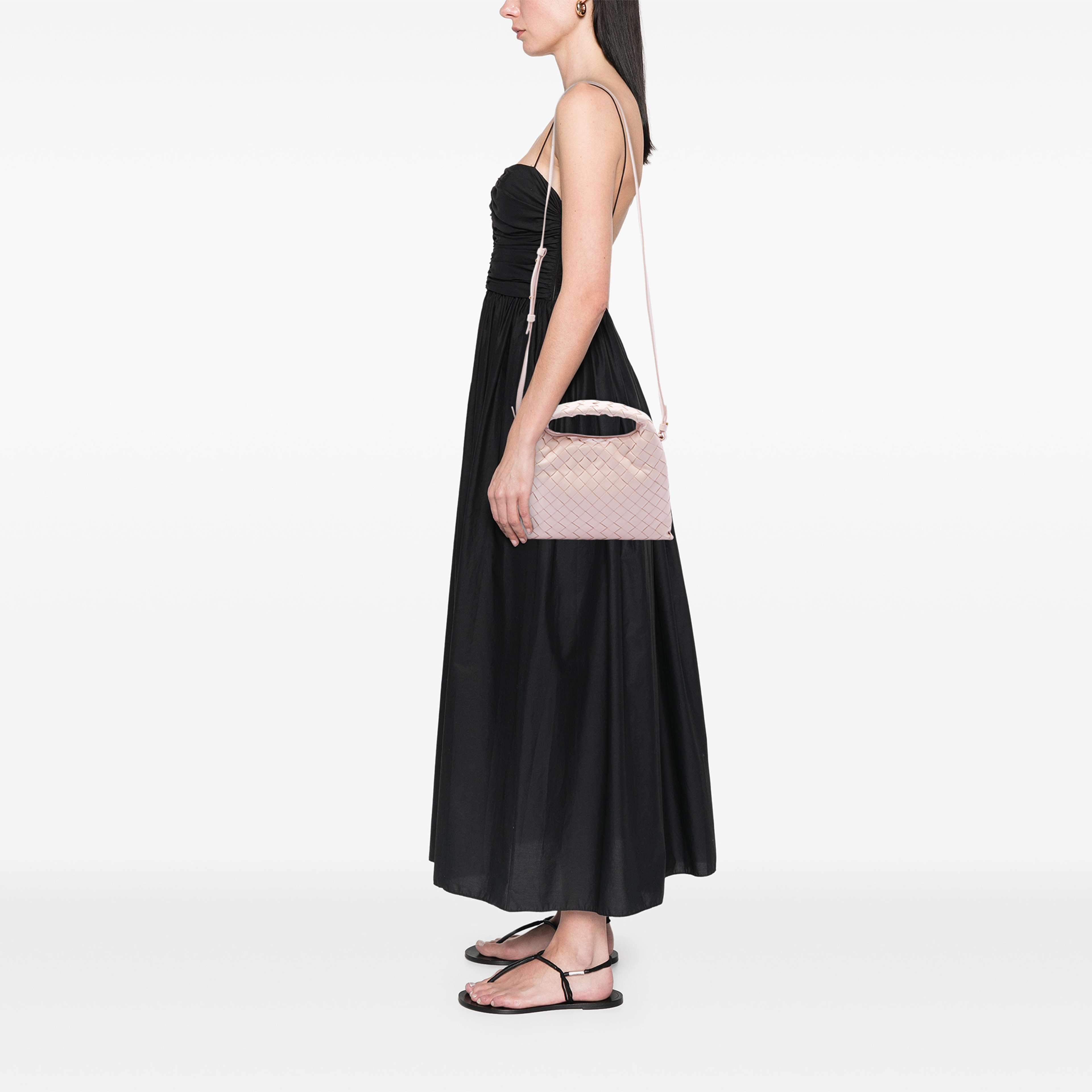 Bottega Veneta Mini Calfskin Intrecciato Hop Satchel, från Luxclusif, i färgen rosa. Klicka för att öppna bilden i stort format