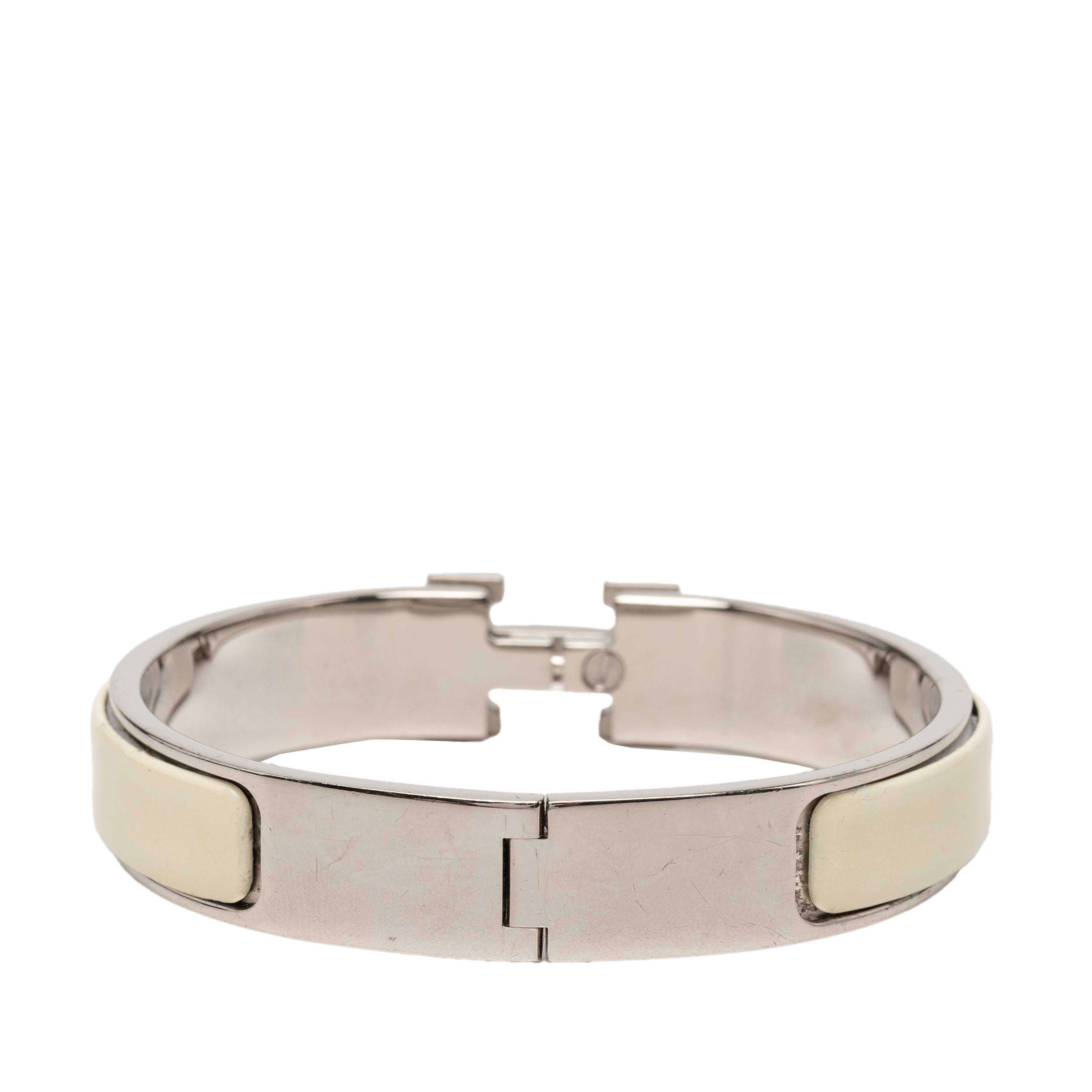 Hermès Narrow Enamel Clic H Bracelet Pm, från Luxclusif, i färgen vit. Klicka för att öppna bilden i stort format