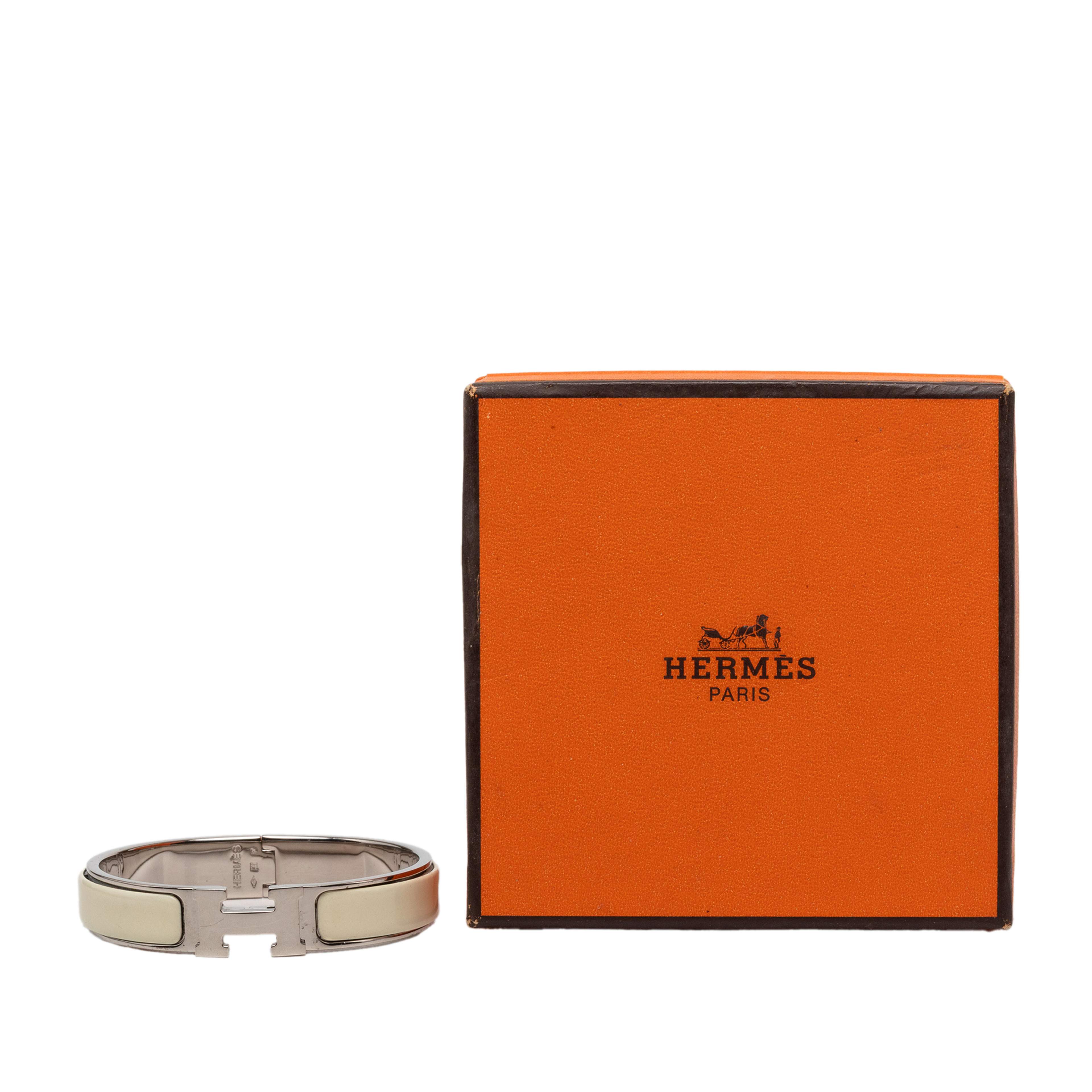 Hermès Narrow Enamel Clic H Bracelet Pm, från Luxclusif, i färgen vit. Klicka för att öppna bilden i stort format