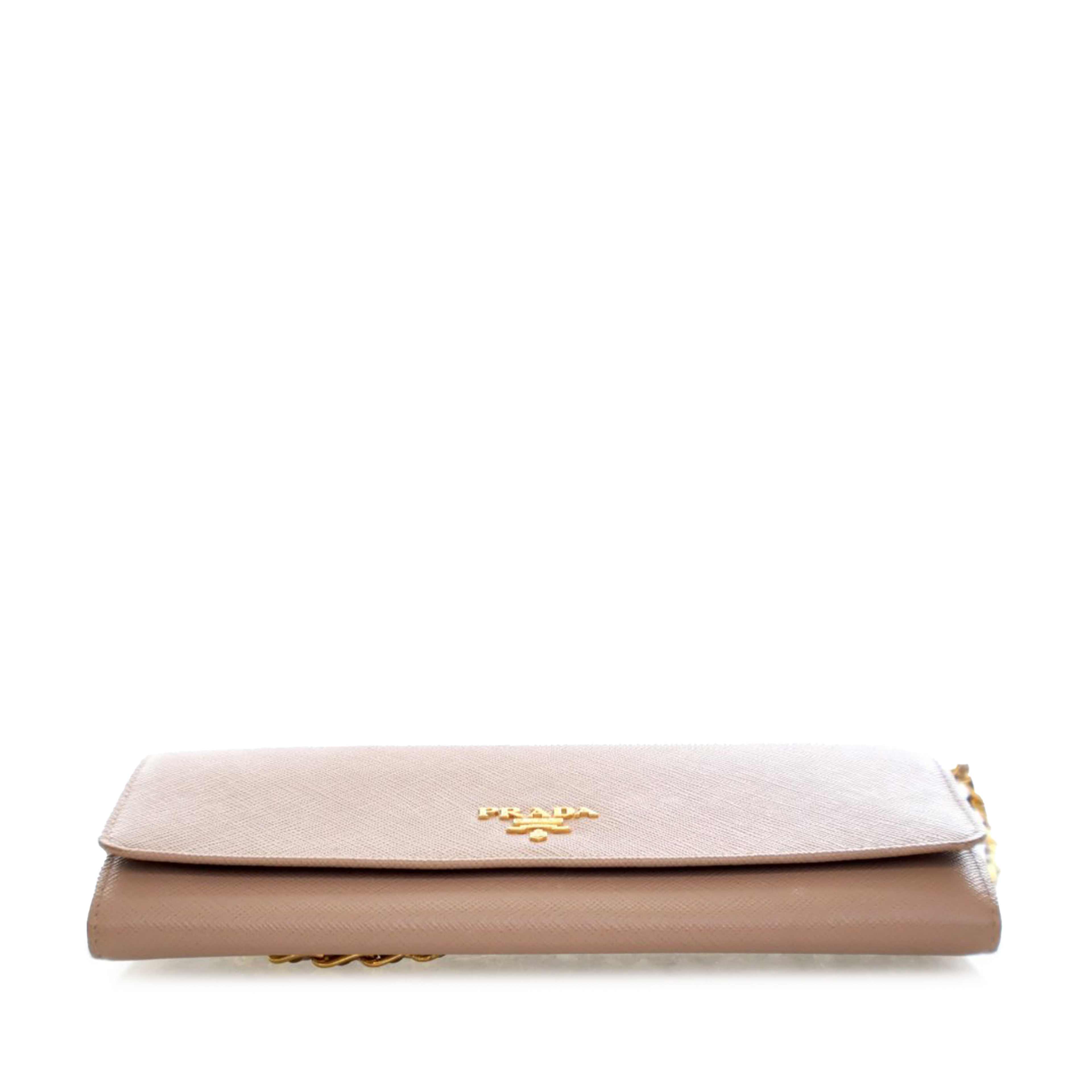 Prada Saffiano Wallet On Chain, från Luxclusif, i färgen nude. Klicka för att öppna bilden i stort format