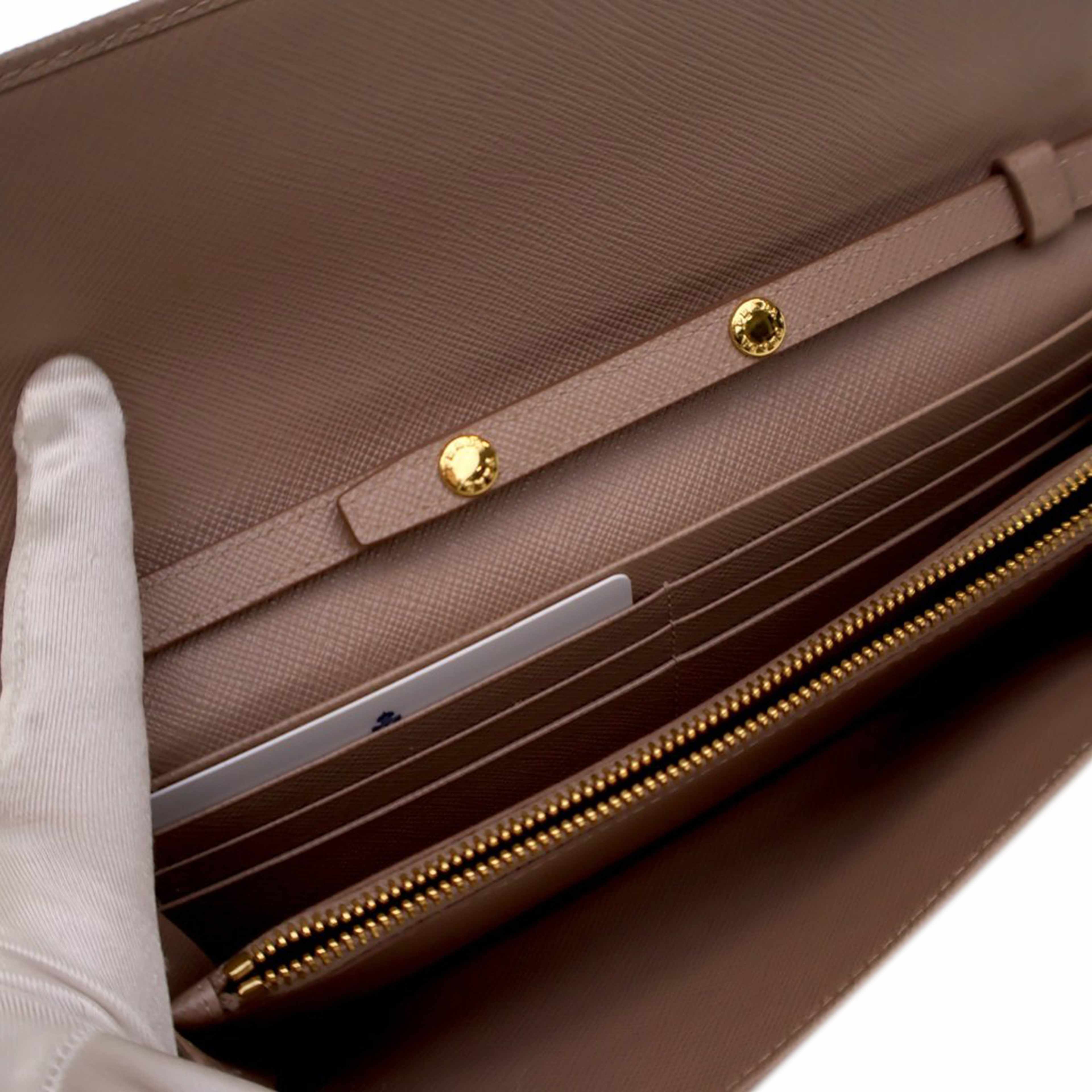 Prada Saffiano Wallet On Chain, från Luxclusif, i färgen nude. Klicka för att öppna bilden i stort format