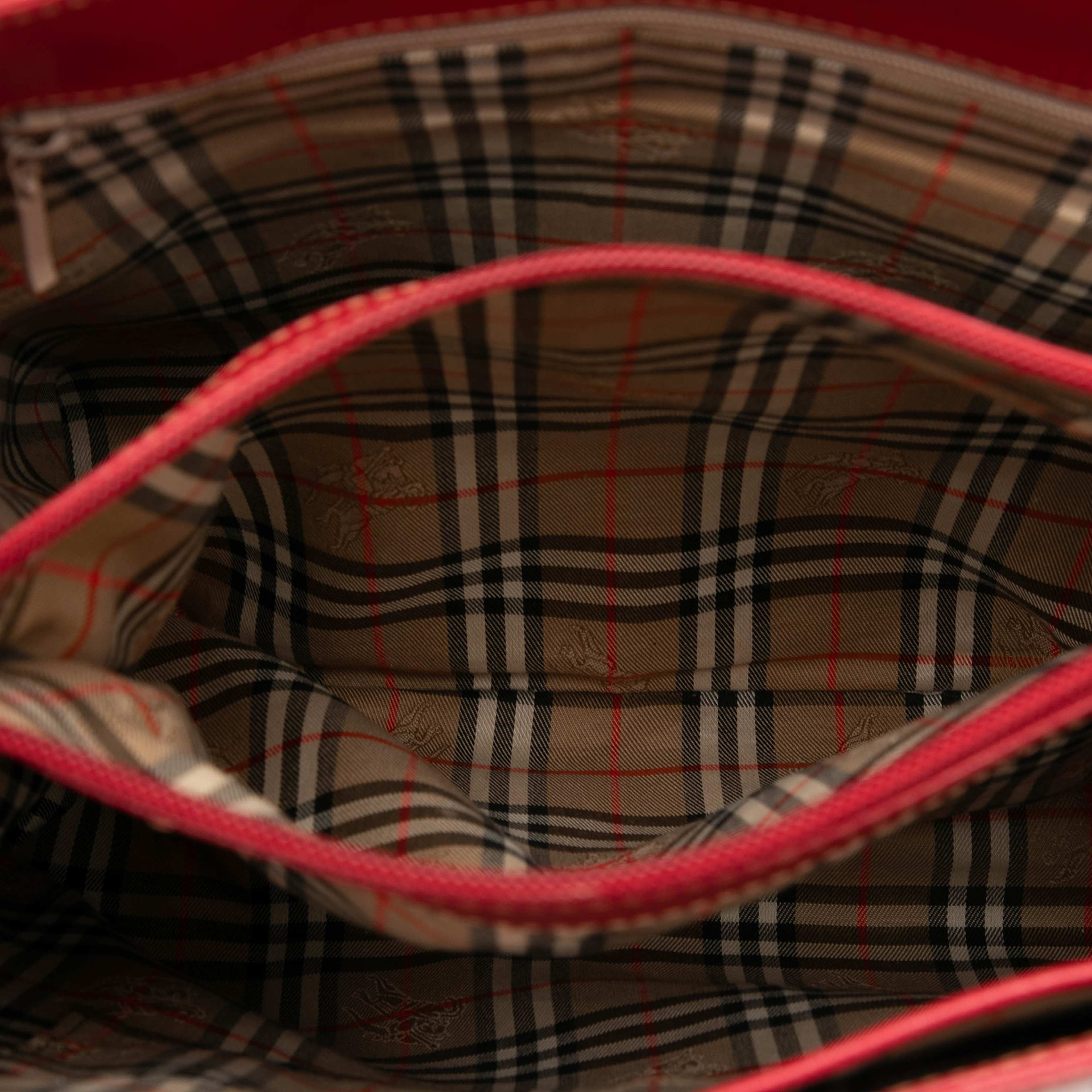 Burberry Leather Handbag, från Luxclusif, i färgen red. Klicka för att öppna bilden i stort format