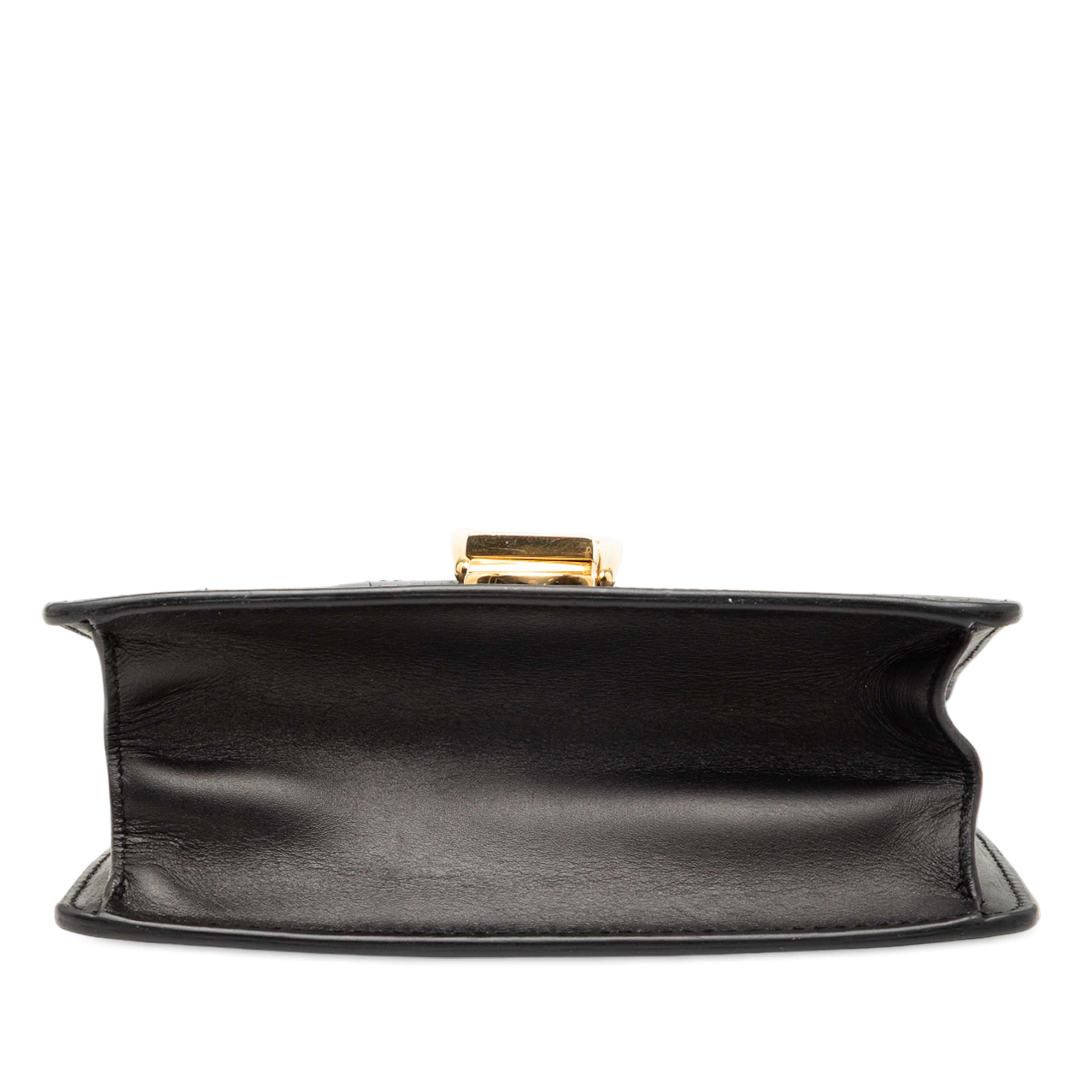 Gucci Mini Leather Web Sylvie Chain Crossbody, från Luxclusif, i färgen black. Klicka för att öppna bilden i stort format