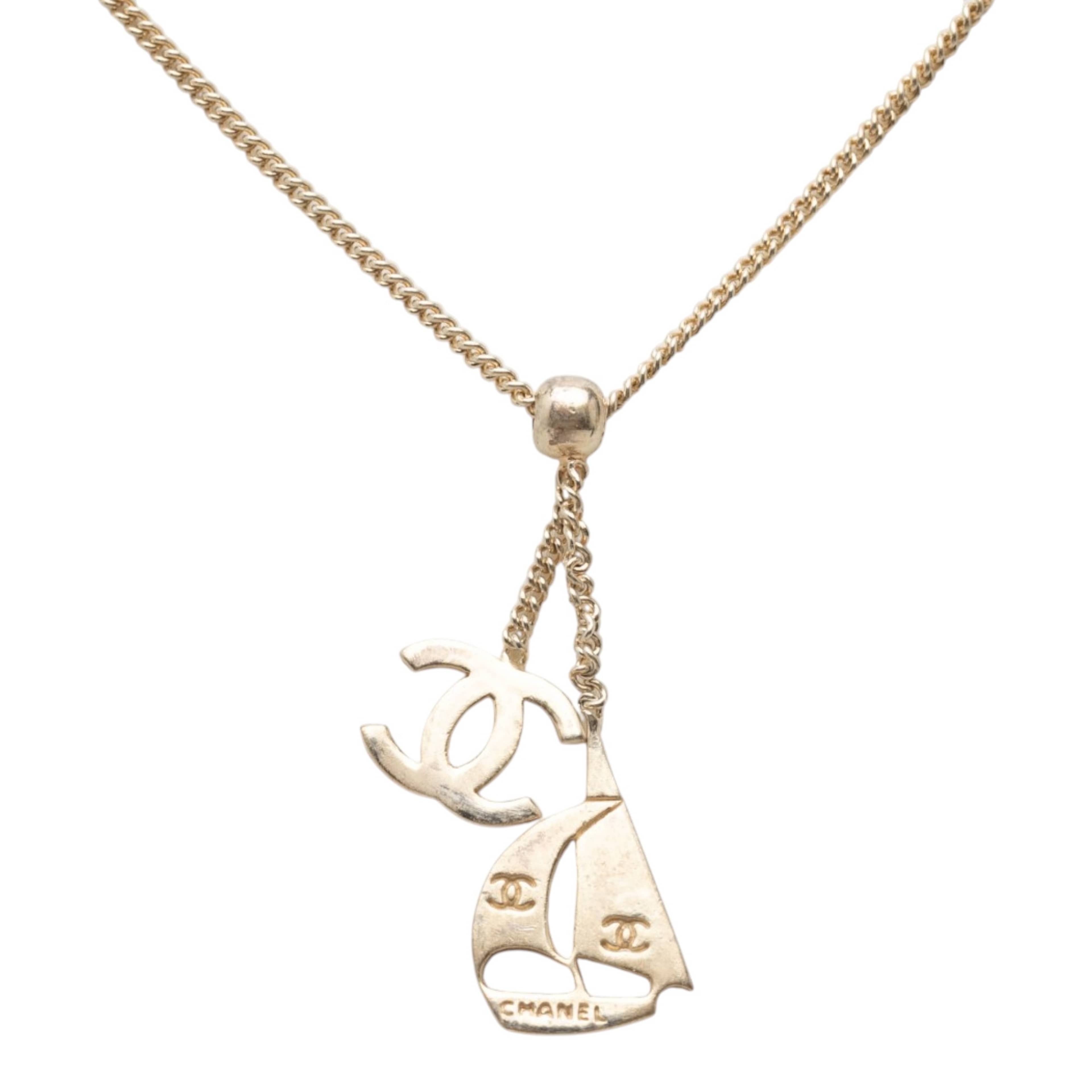 Chanel Cc Gold Plated Sailboat Pendant Necklace, från Luxclusif, i färgen guld. Klicka för att öppna bilden i stort format