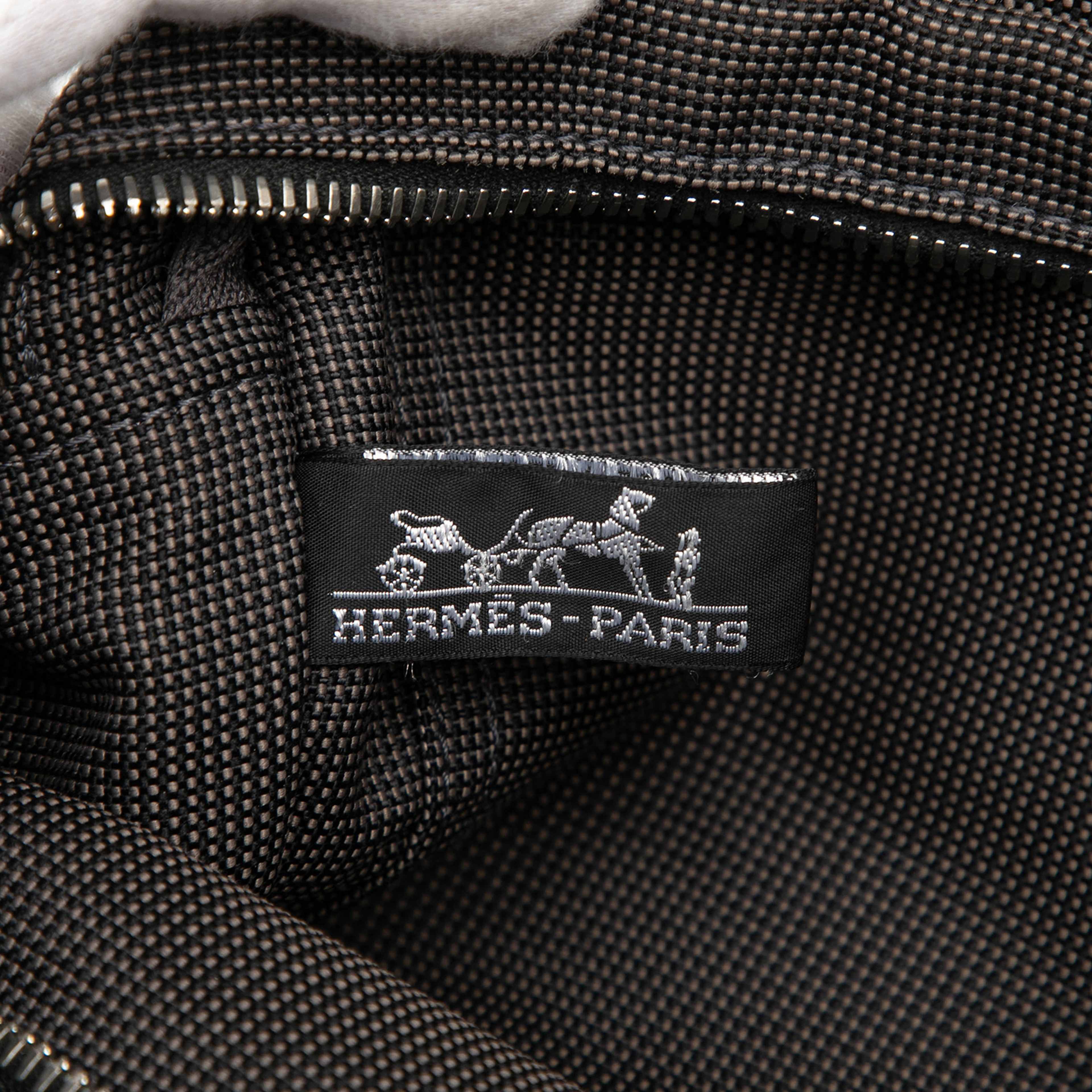 Hermès Canvas Herline Pm, från Luxclusif, i färgen dark gray. Klicka för att öppna bilden i stort format