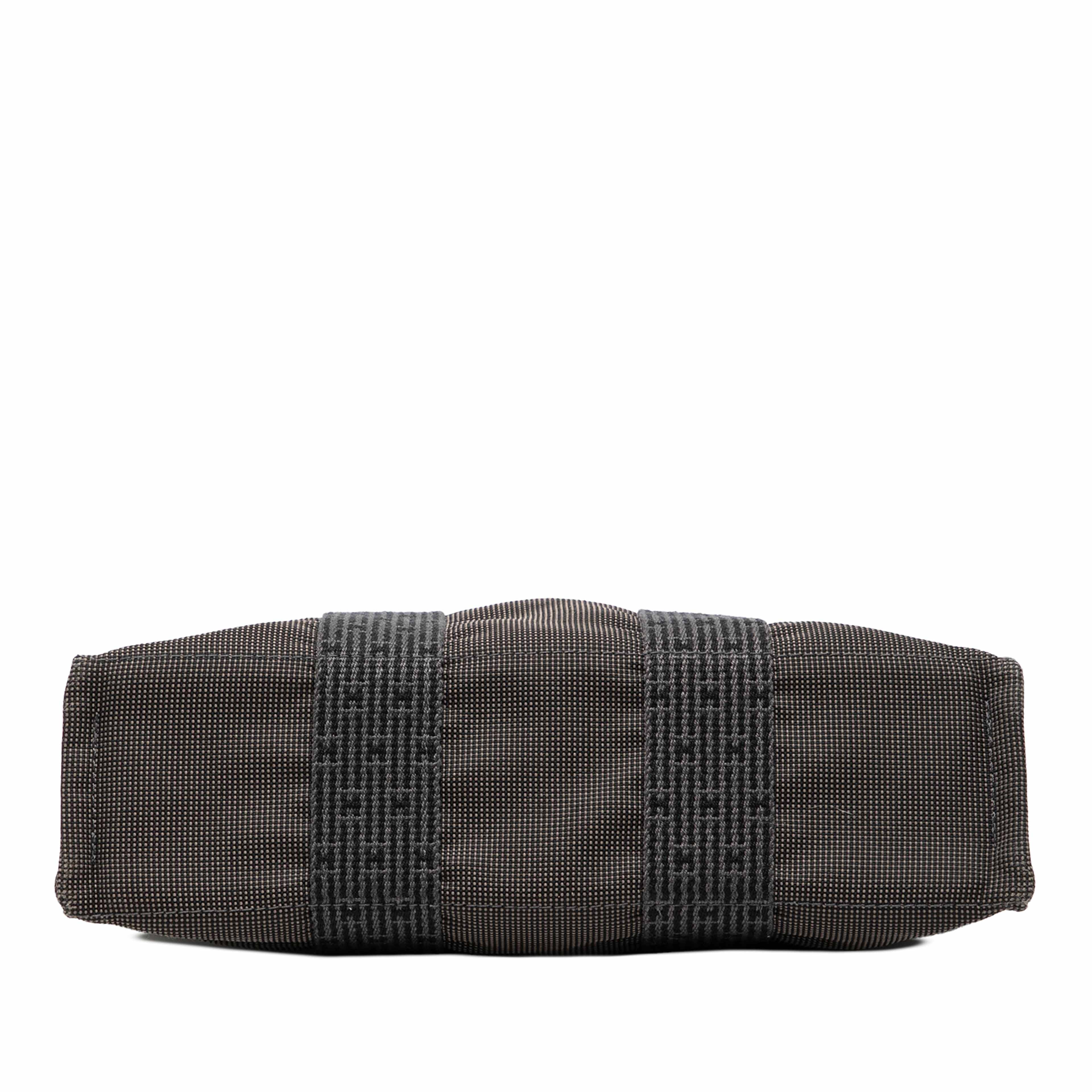 Hermès Canvas Herline Pm, från Luxclusif, i färgen dark gray. Klicka för att öppna bilden i stort format