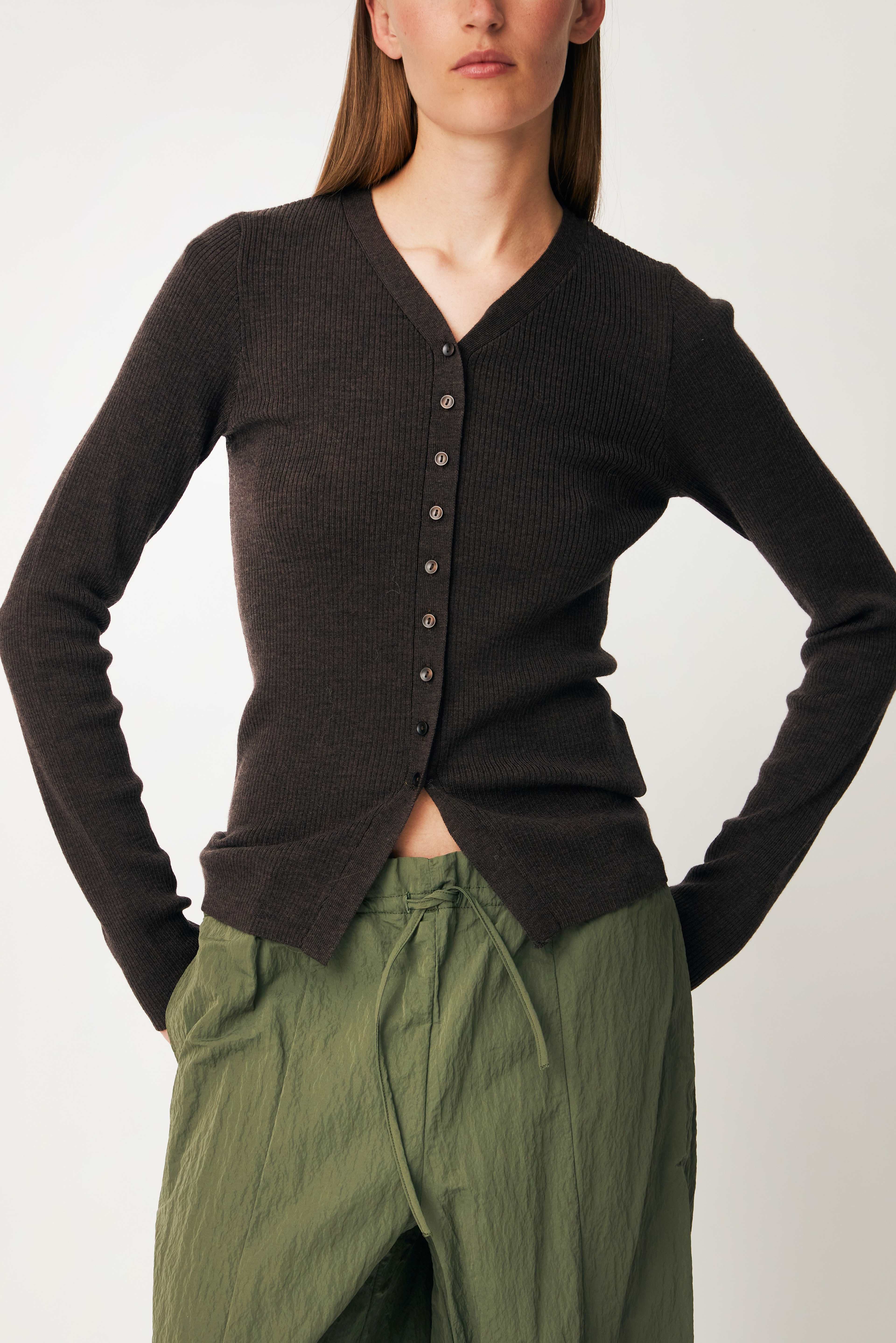 Hirokimd V-neck Cardigan, från Modström, i färgen seal brown. Klicka för att öppna bilden i stort format