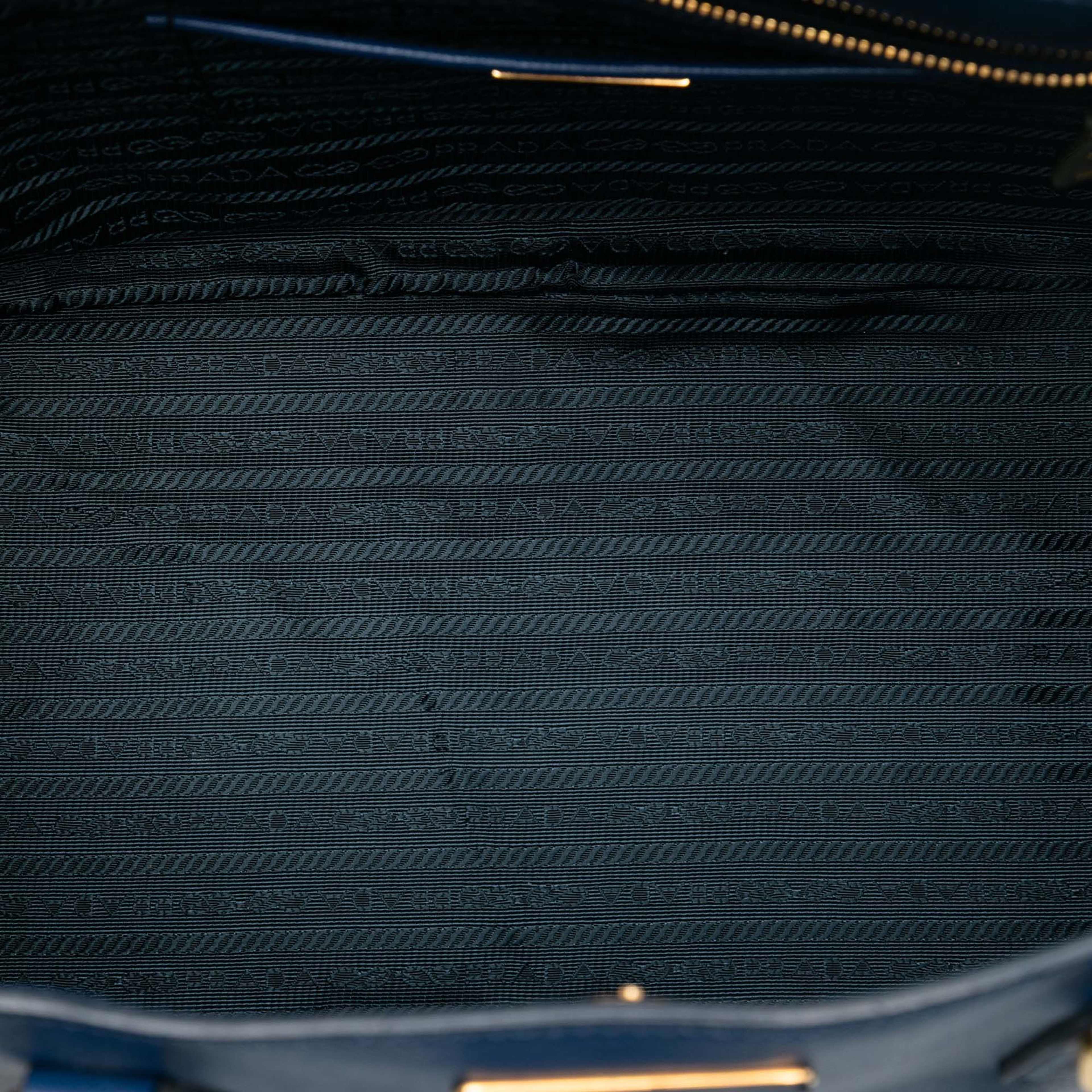 Prada Large Saffiano Lux Galleria Tote, från Luxclusif, i färgen blue. Klicka för att öppna bilden i stort format