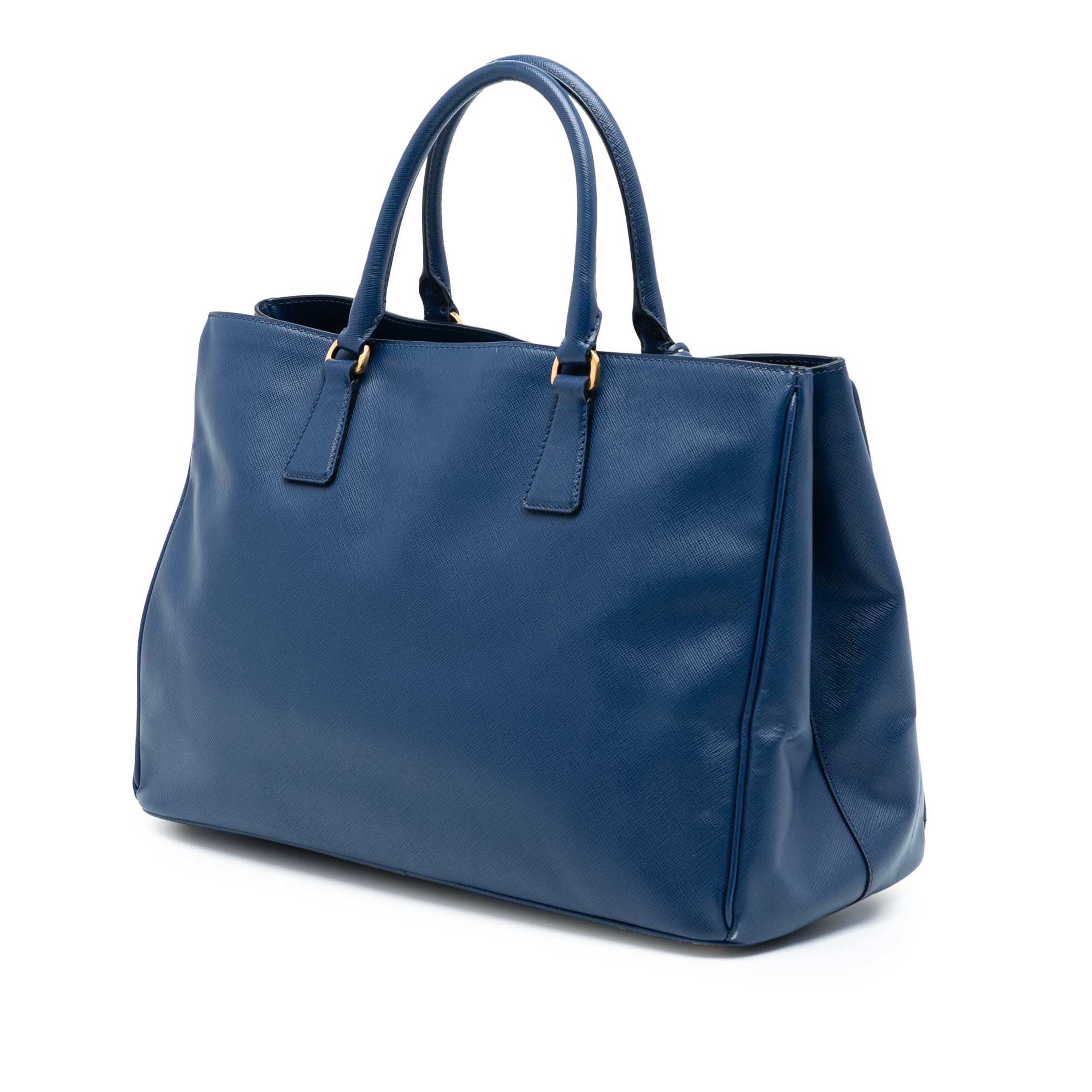 Prada Large Saffiano Lux Galleria Tote, från Luxclusif, i färgen blå. Klicka för att öppna bilden i stort format