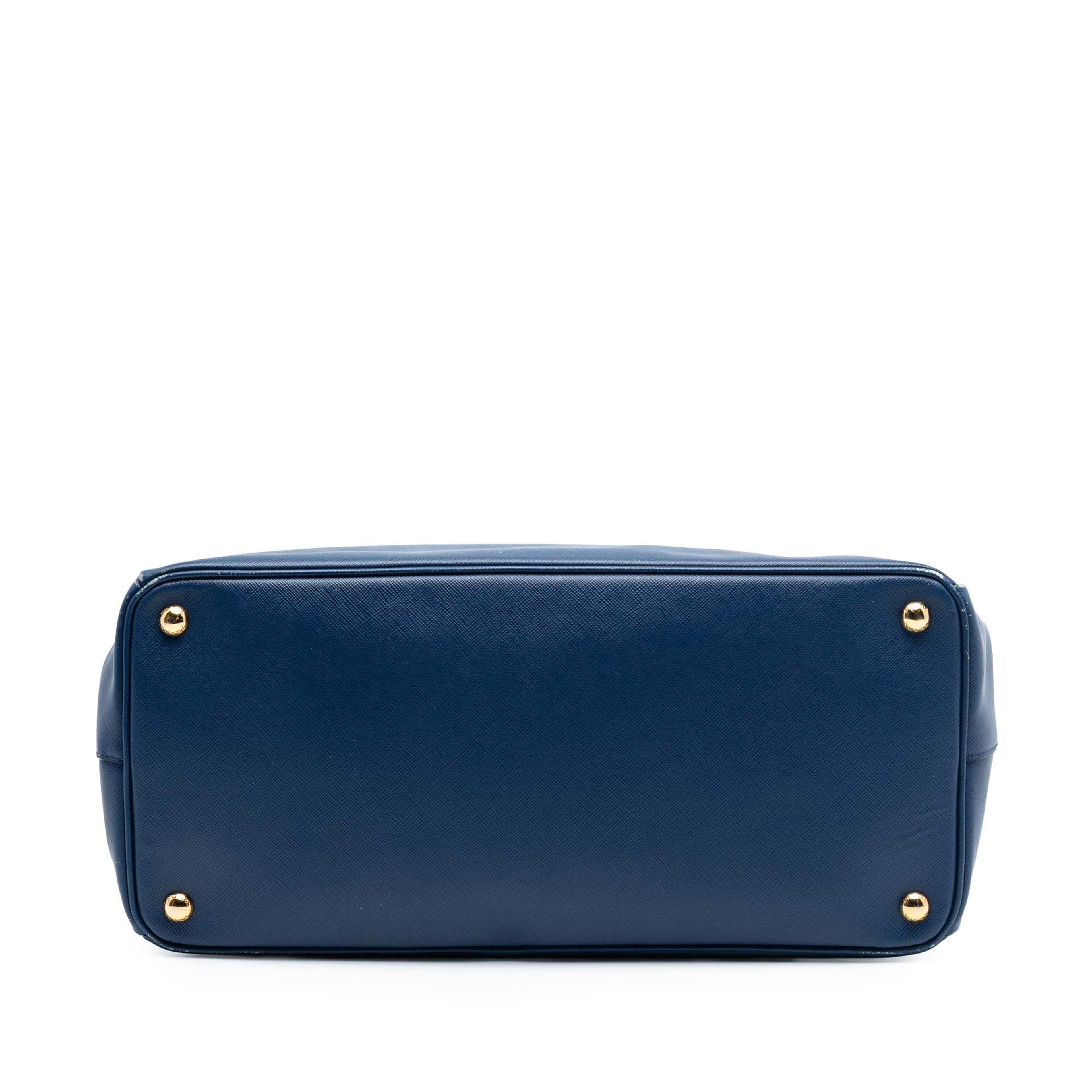 Prada Large Saffiano Lux Galleria Tote, från Luxclusif, i färgen blå. Klicka för att öppna bilden i stort format