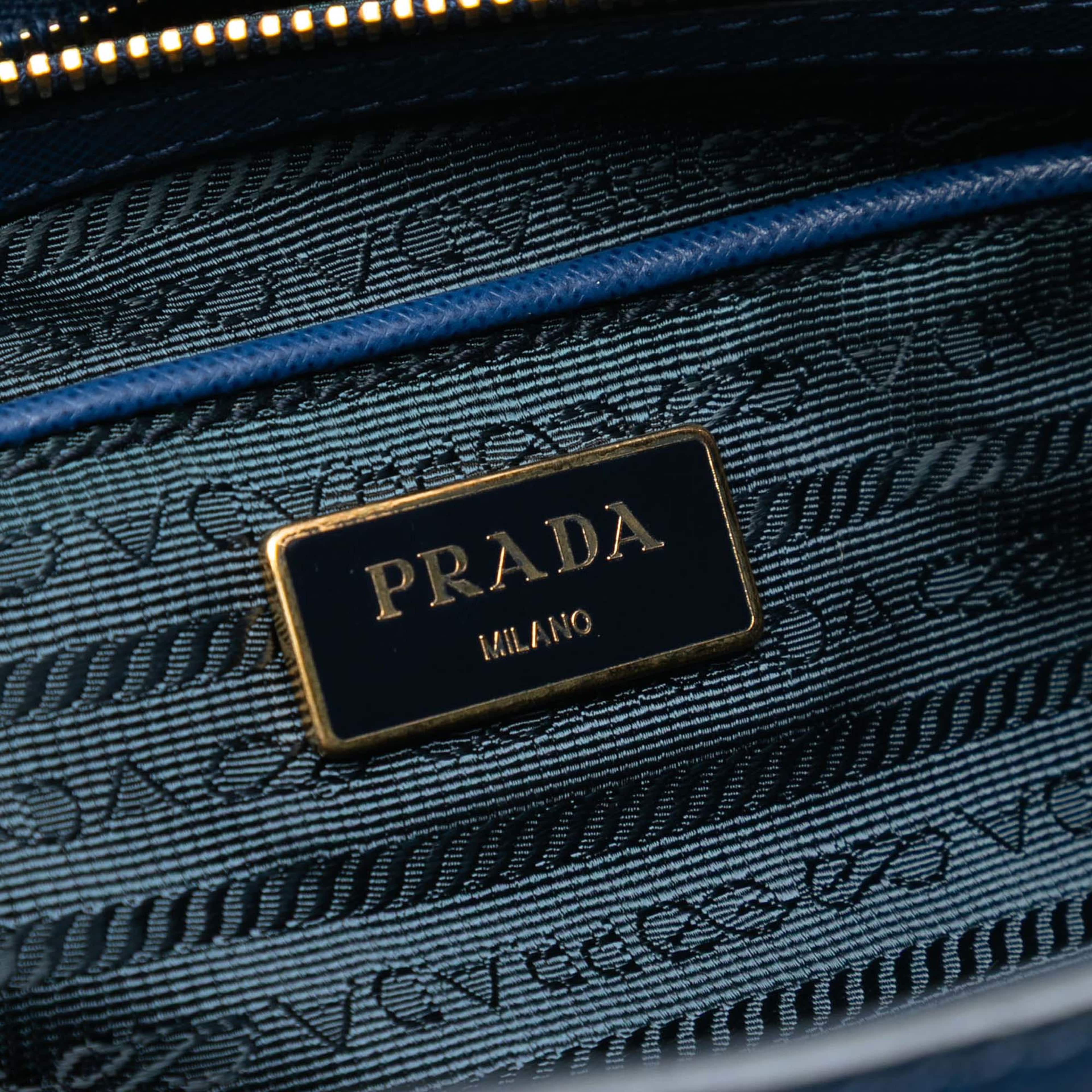 Prada Large Saffiano Lux Galleria Tote, från Luxclusif, i färgen blue. Klicka för att öppna bilden i stort format